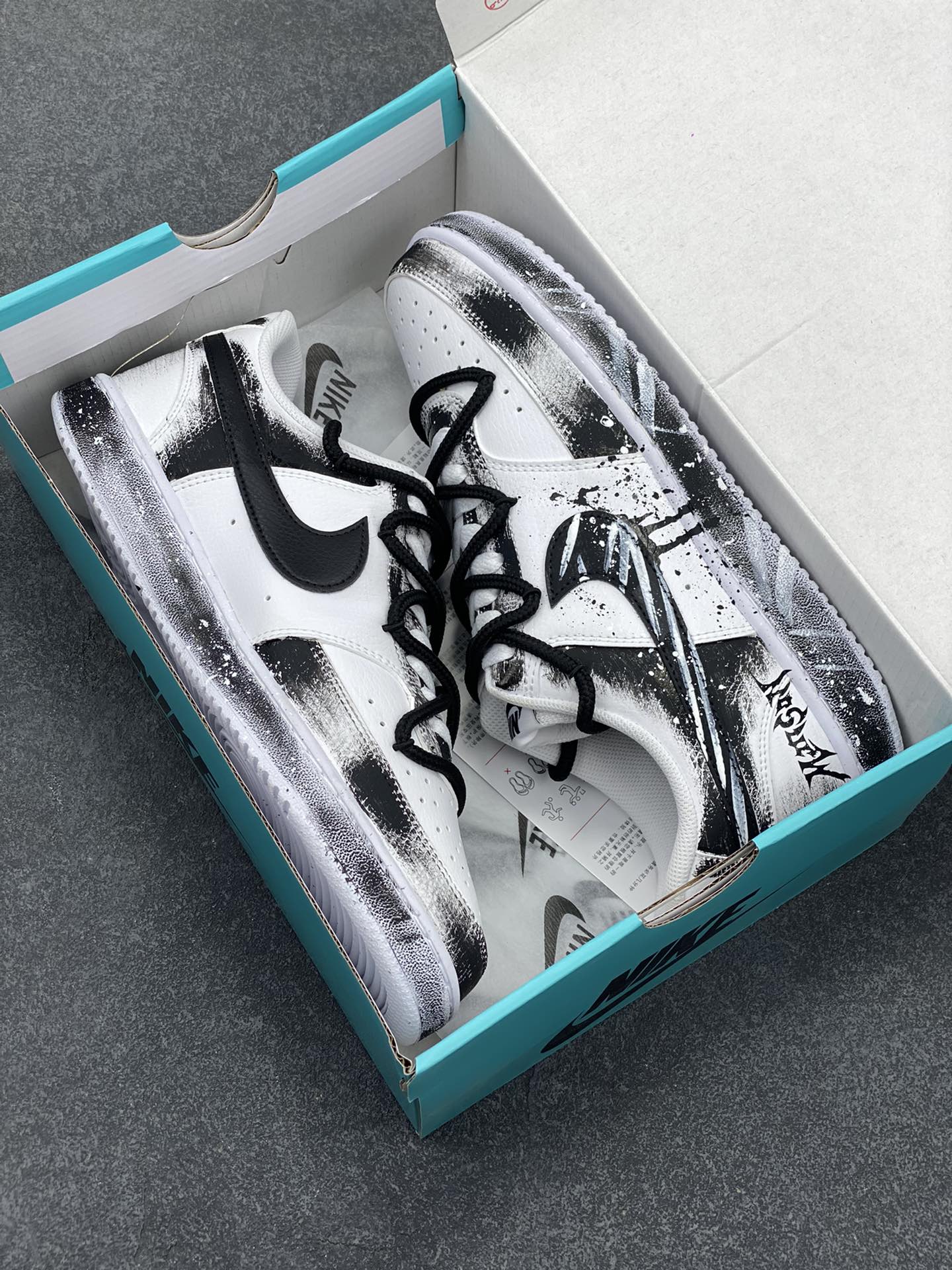 图片[9]-Nike Court Vision 1 “镜之魅影”手绘涂鸦定制板鞋 在那幽谧昏暗的房间里，一面古老的镜子静静伫立，镜面斑驳，裂痕交错，镜之魅影，它不仅是一面镜子的神秘力量，更是我们内心深处对自我的追寻和探索。 货号：DH2987-011 尺码：36 36.5 37.5 38 38.5 39 40 40.5 41 42 42.5 43 44 44.5 45-选品中心