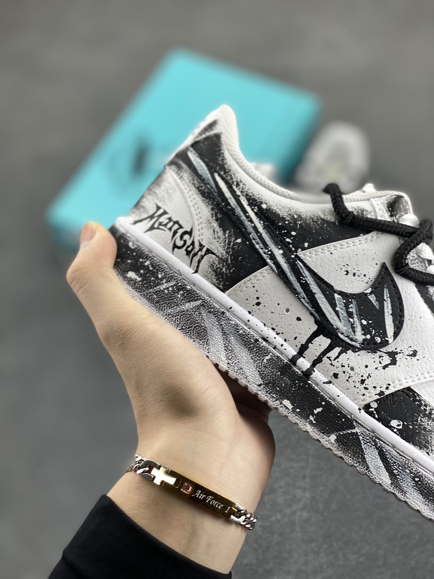 图片[6]-Nike Court Vision 1 “镜之魅影”手绘涂鸦定制板鞋 在那幽谧昏暗的房间里，一面古老的镜子静静伫立，镜面斑驳，裂痕交错，镜之魅影，它不仅是一面镜子的神秘力量，更是我们内心深处对自我的追寻和探索。 货号：DH2987-011 尺码：36 36.5 37.5 38 38.5 39 40 40.5 41 42 42.5 43 44 44.5 45-选品中心