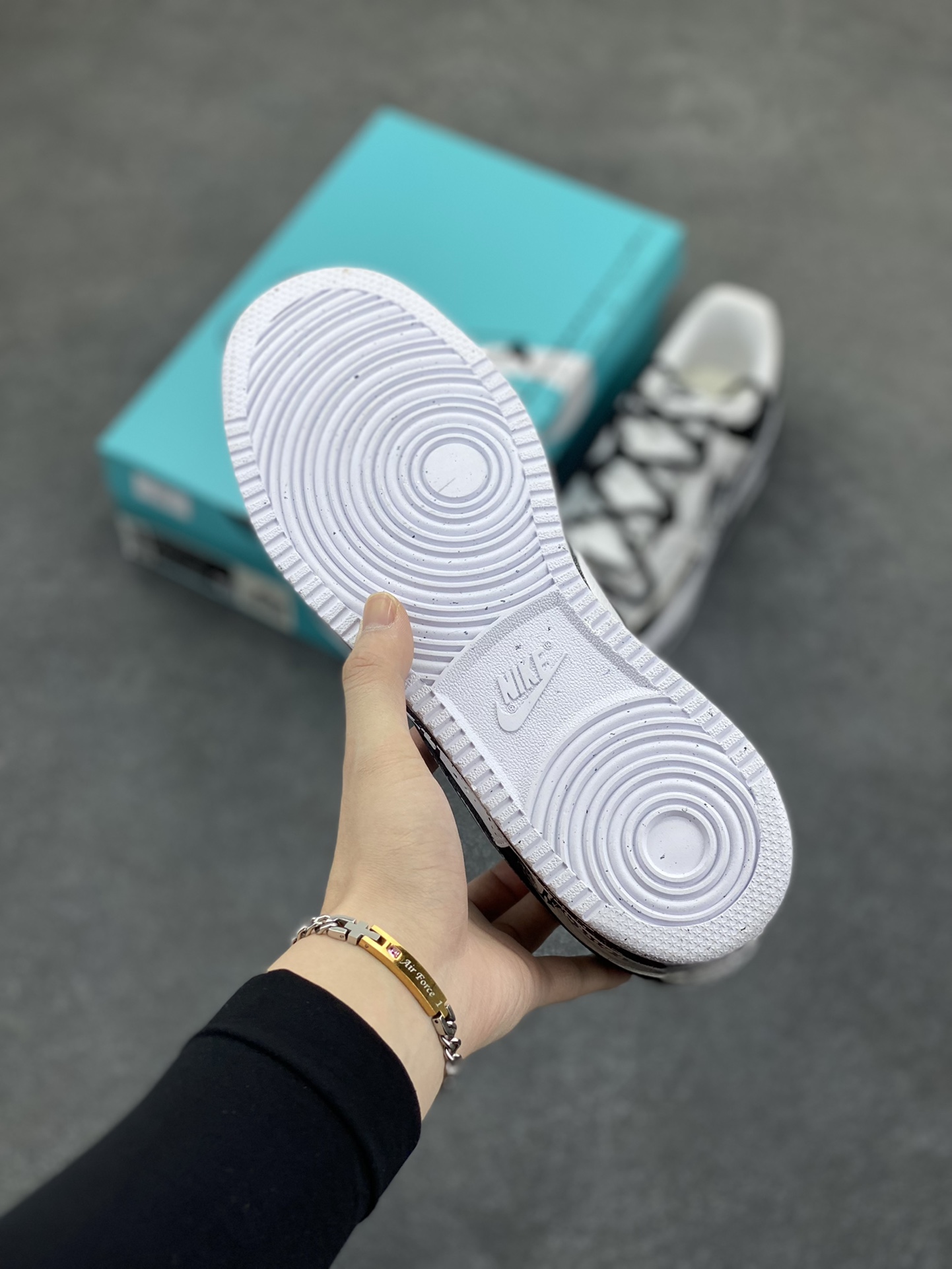 图片[5]-Nike Court Vision 1 “镜之魅影”手绘涂鸦定制板鞋 在那幽谧昏暗的房间里，一面古老的镜子静静伫立，镜面斑驳，裂痕交错，镜之魅影，它不仅是一面镜子的神秘力量，更是我们内心深处对自我的追寻和探索。 货号：DH2987-011 尺码：36 36.5 37.5 38 38.5 39 40 40.5 41 42 42.5 43 44 44.5 45-选品中心