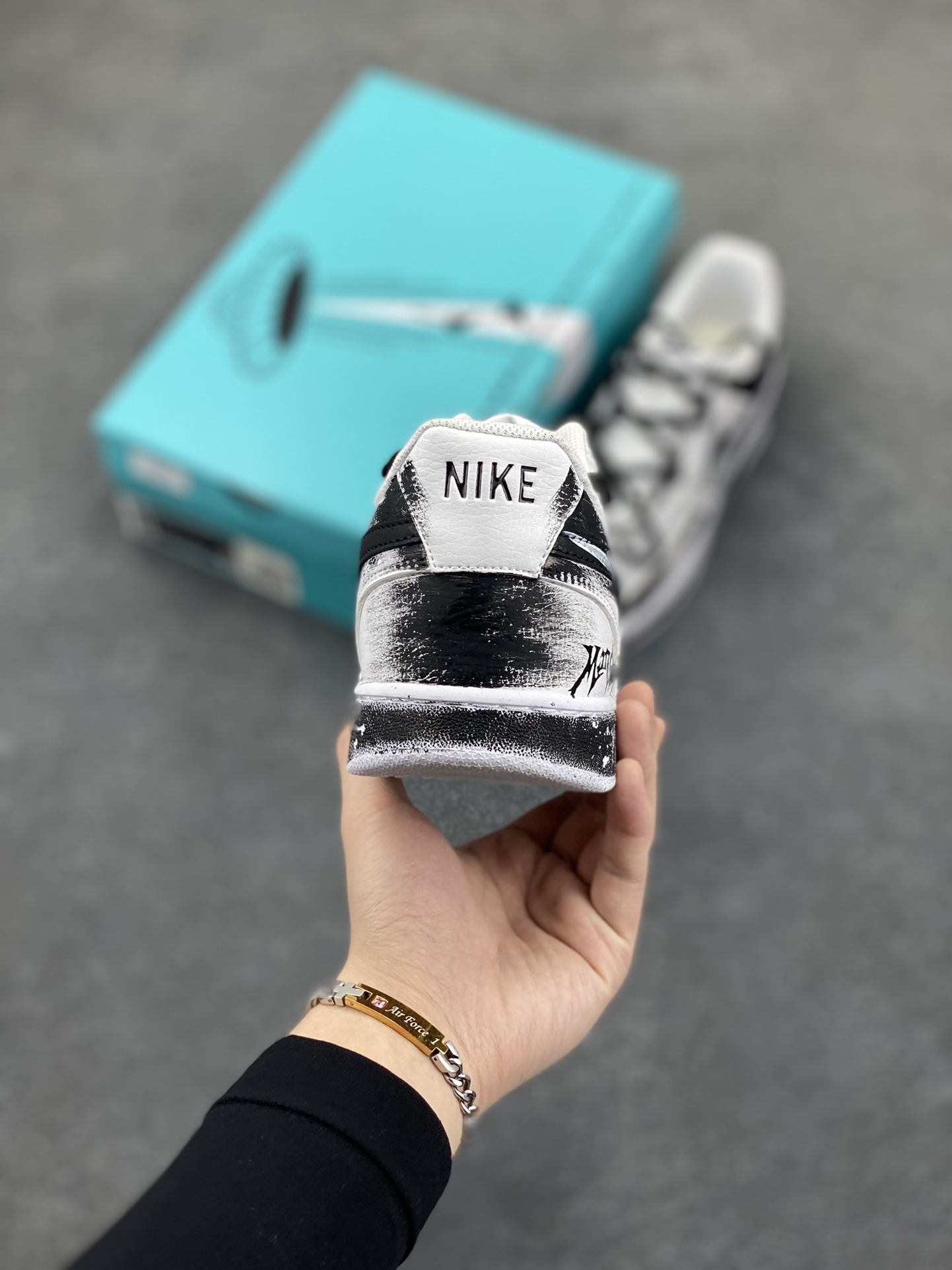 图片[4]-Nike Court Vision 1 “镜之魅影”手绘涂鸦定制板鞋 在那幽谧昏暗的房间里，一面古老的镜子静静伫立，镜面斑驳，裂痕交错，镜之魅影，它不仅是一面镜子的神秘力量，更是我们内心深处对自我的追寻和探索。 货号：DH2987-011 尺码：36 36.5 37.5 38 38.5 39 40 40.5 41 42 42.5 43 44 44.5 45-选品中心