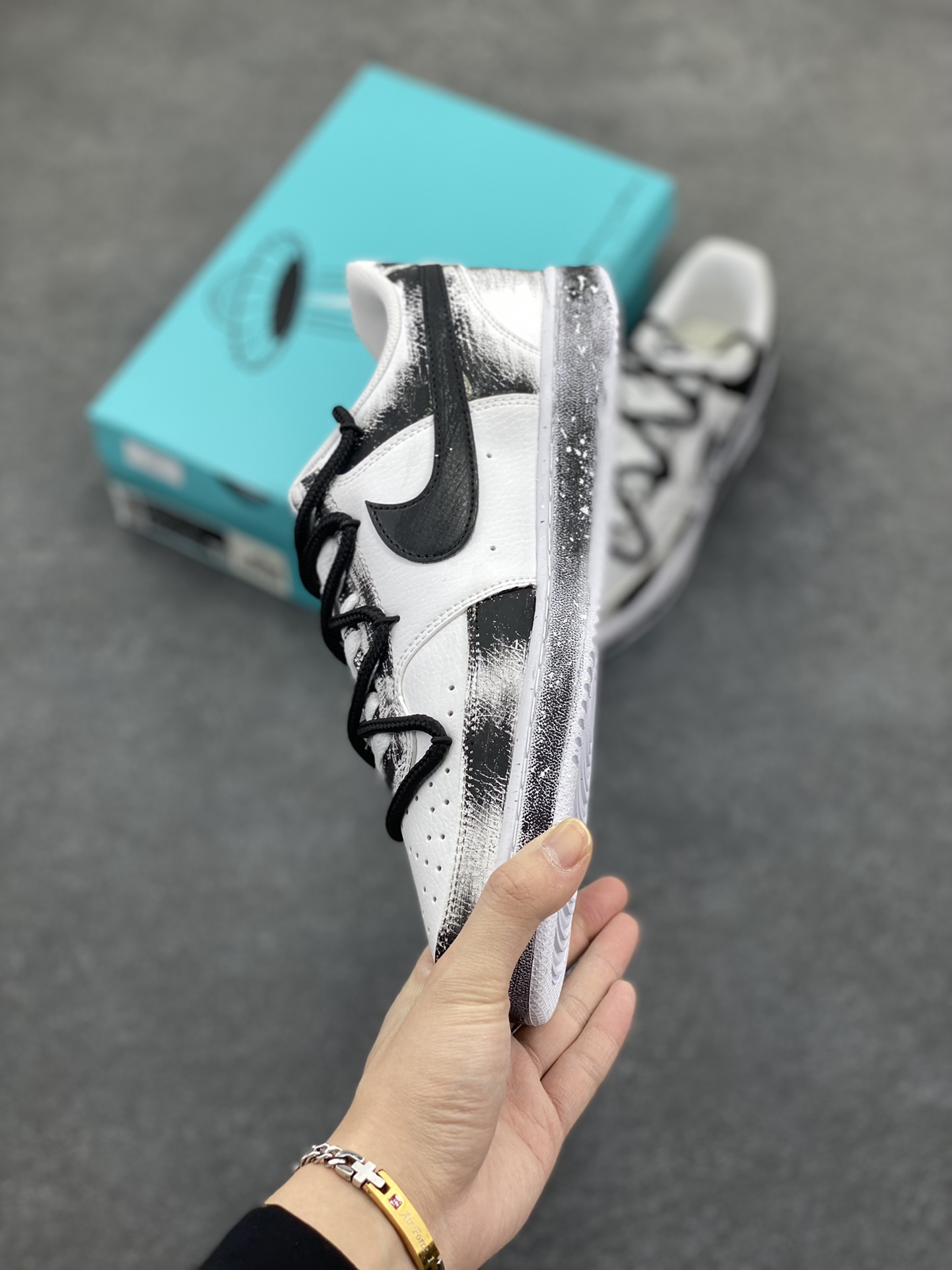 图片[3]-Nike Court Vision 1 “镜之魅影”手绘涂鸦定制板鞋 在那幽谧昏暗的房间里，一面古老的镜子静静伫立，镜面斑驳，裂痕交错，镜之魅影，它不仅是一面镜子的神秘力量，更是我们内心深处对自我的追寻和探索。 货号：DH2987-011 尺码：36 36.5 37.5 38 38.5 39 40 40.5 41 42 42.5 43 44 44.5 45-选品中心