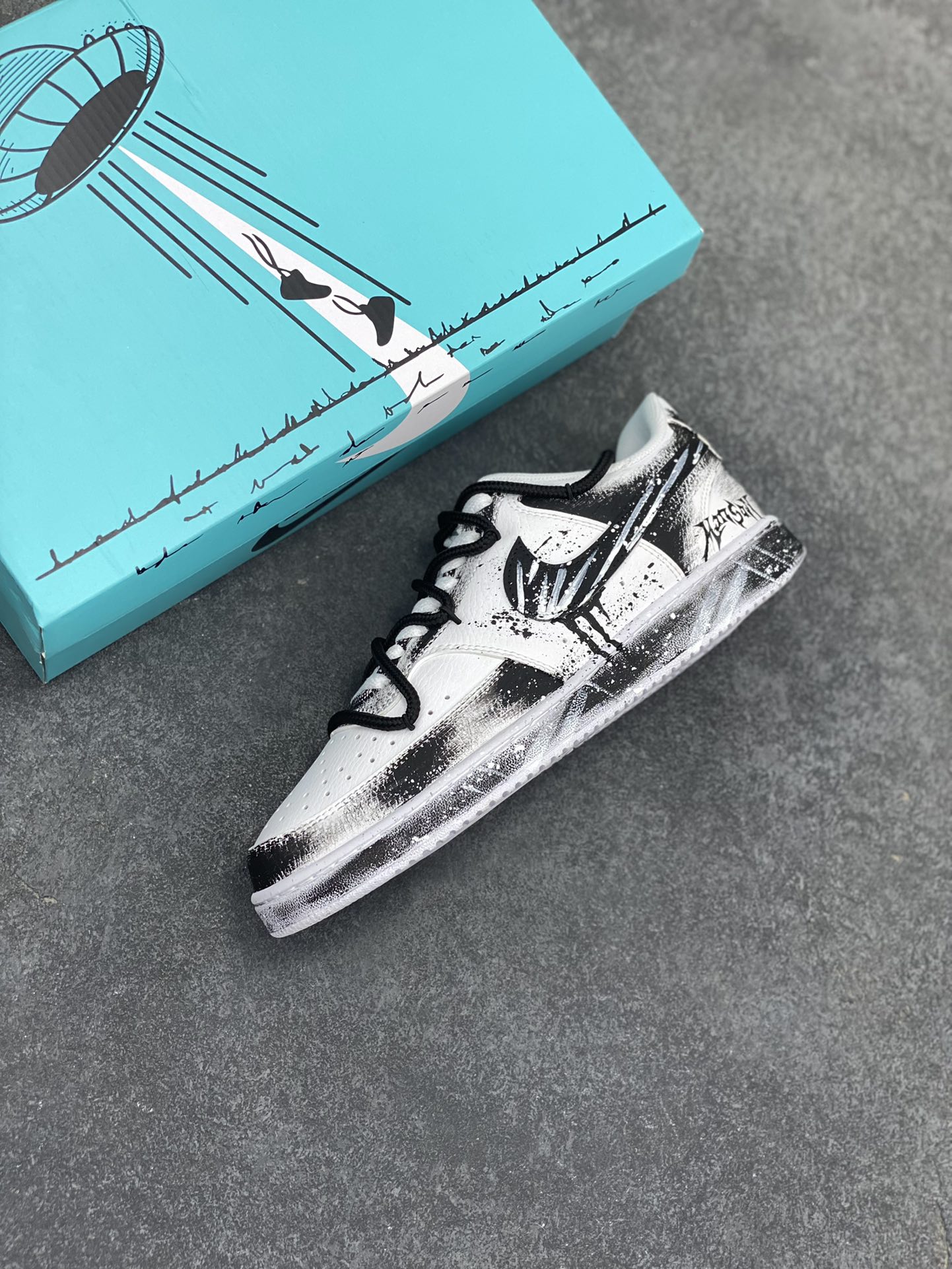 图片[7]-Nike Court Vision 1 “镜之魅影”手绘涂鸦定制板鞋 在那幽谧昏暗的房间里，一面古老的镜子静静伫立，镜面斑驳，裂痕交错，镜之魅影，它不仅是一面镜子的神秘力量，更是我们内心深处对自我的追寻和探索。 货号：DH2987-011 尺码：36 36.5 37.5 38 38.5 39 40 40.5 41 42 42.5 43 44 44.5 45-选品中心