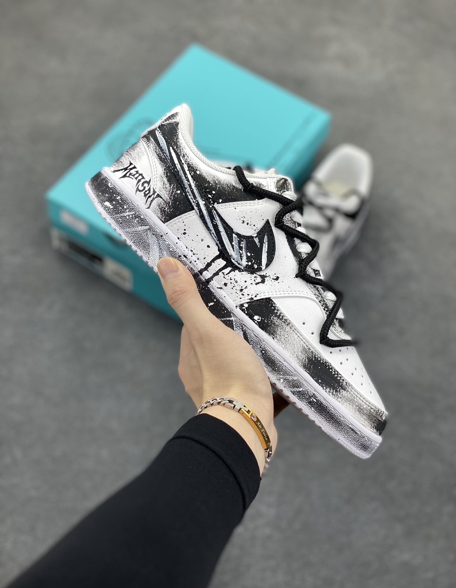 Nike Court Vision 1 “镜之魅影”手绘涂鸦定制板鞋 在那幽谧昏暗的房间里，一面古老的镜子静静伫立，镜面斑驳，裂痕交错，镜之魅影，它不仅是一面镜子的神秘力量，更是我们内心深处对自我的追寻和探索。 货号：DH2987-011 尺码：36 36.5 37.5 38 38.5 39 40 40.5 41 42 42.5 43 44 44.5 45-选品中心