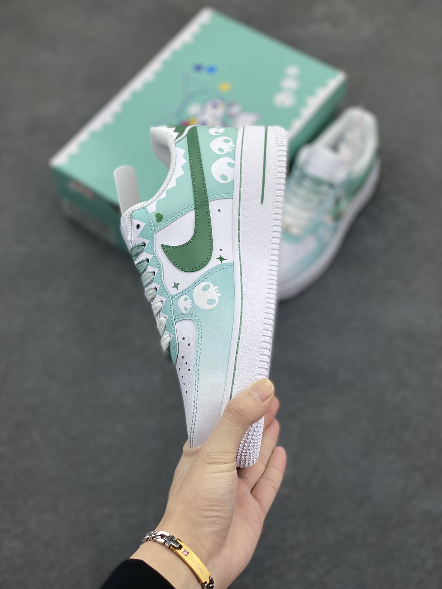 图片[3]-超限量联名  Doraemon×Nike Air Force 1 Low小巫女联名款 骷髅头空军一号 渐变白绿 低帮休闲板鞋 定制皮料 纯正空军板型 原装定制鞋盒 原楦头原纸板 内置全掌气垫 货号：CW2288-111 尺码：36 36.5 37.5 38 38.5 39 40 40.5 41 42 42.5 43 44 44.5 45-选品中心