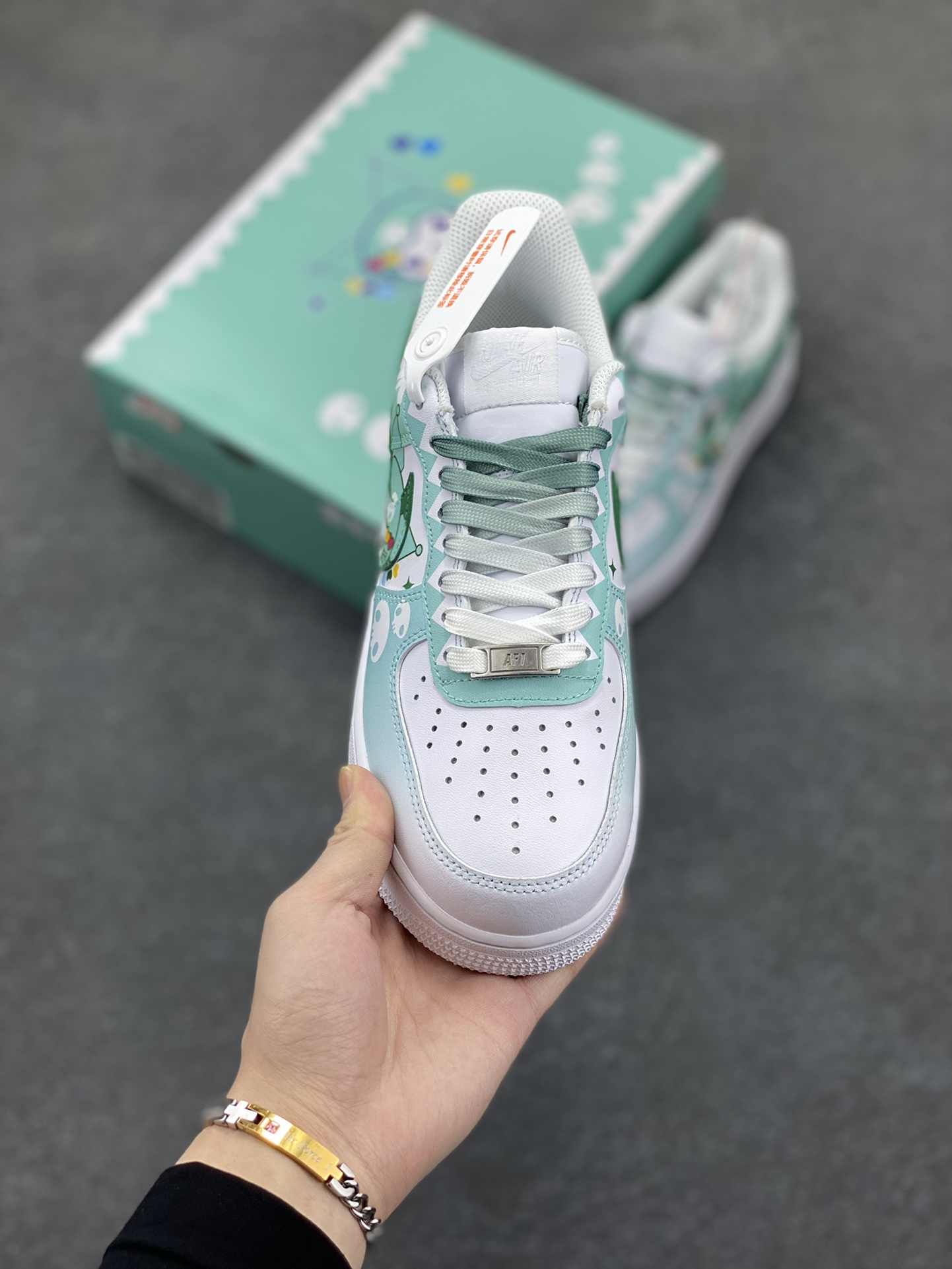 图片[2]-超限量联名  Doraemon×Nike Air Force 1 Low小巫女联名款 骷髅头空军一号 渐变白绿 低帮休闲板鞋 定制皮料 纯正空军板型 原装定制鞋盒 原楦头原纸板 内置全掌气垫 货号：CW2288-111 尺码：36 36.5 37.5 38 38.5 39 40 40.5 41 42 42.5 43 44 44.5 45-选品中心