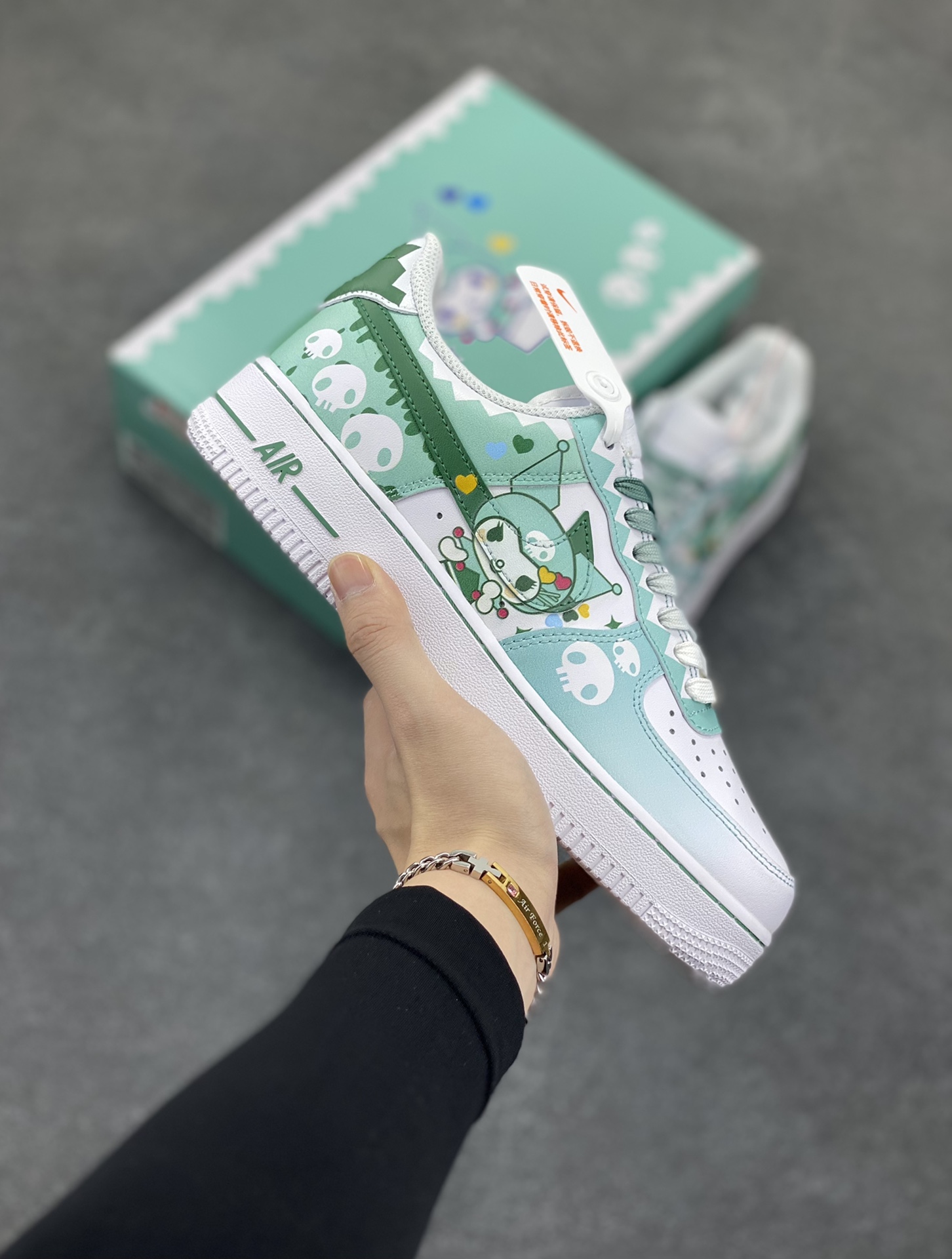 超限量联名  Doraemon×Nike Air Force 1 Low小巫女联名款 骷髅头空军一号 渐变白绿 低帮休闲板鞋 定制皮料 纯正空军板型 原装定制鞋盒 原楦头原纸板 内置全掌气垫 货号:CW2288-111 尺码:36 36.5 37.5 38 38.5 39 40 40.5 41 42 42.5 43 44 44.5 45-选品中心