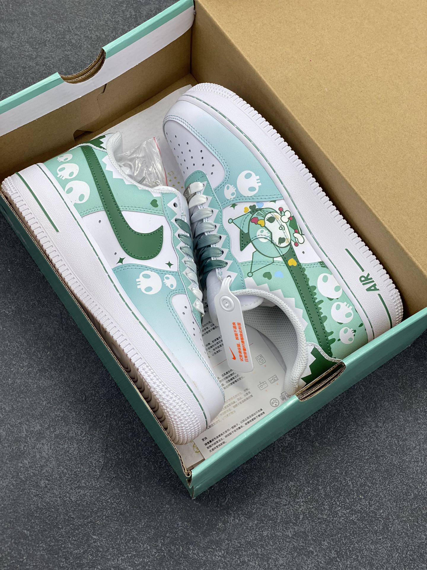 图片[9]-超限量联名  Doraemon×Nike Air Force 1 Low小巫女联名款 骷髅头空军一号 渐变白绿 低帮休闲板鞋 定制皮料 纯正空军板型 原装定制鞋盒 原楦头原纸板 内置全掌气垫 货号：CW2288-111 尺码：36 36.5 37.5 38 38.5 39 40 40.5 41 42 42.5 43 44 44.5 45-选品中心