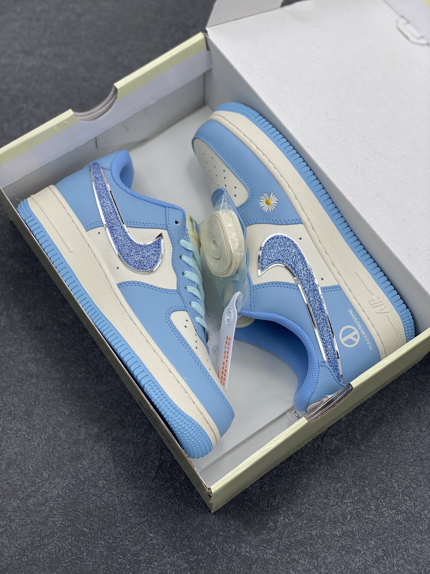 图片[9]-NIke Air Force 1 \’07 Low “权志龙联名”空军一号 低帮 运动鞋 休闲鞋 折边针车 工艺难度大 原楦头原纸板 原装鞋盒 定制五金配件 内置全掌气垫 原厂鞋底 货号：QY6818-615 尺码：36 36.5 37.5 38 38.5 39 40 40.5 41 42 42.5 43 44 44.5 45-选品中心