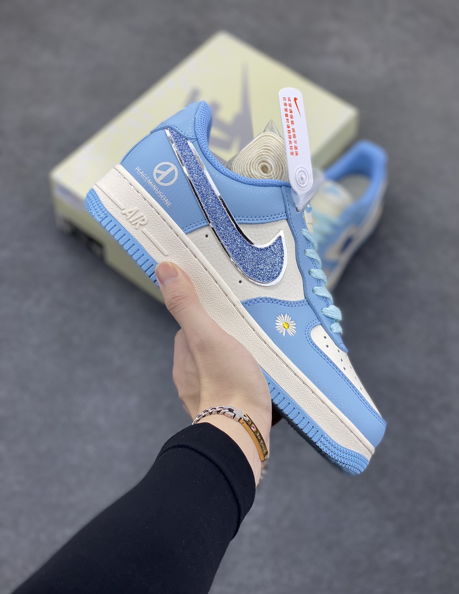 NIke Air Force 1 \’07 Low “权志龙联名”空军一号 低帮 运动鞋 休闲鞋 折边针车 工艺难度大 原楦头原纸板 原装鞋盒 定制五金配件 内置全掌气垫 原厂鞋底 货号:QY6818-615 尺码:36 36.5 37.5 38 38.5 39 40 40.5 41 42 42.5 43 44 44.5 45-选品中心