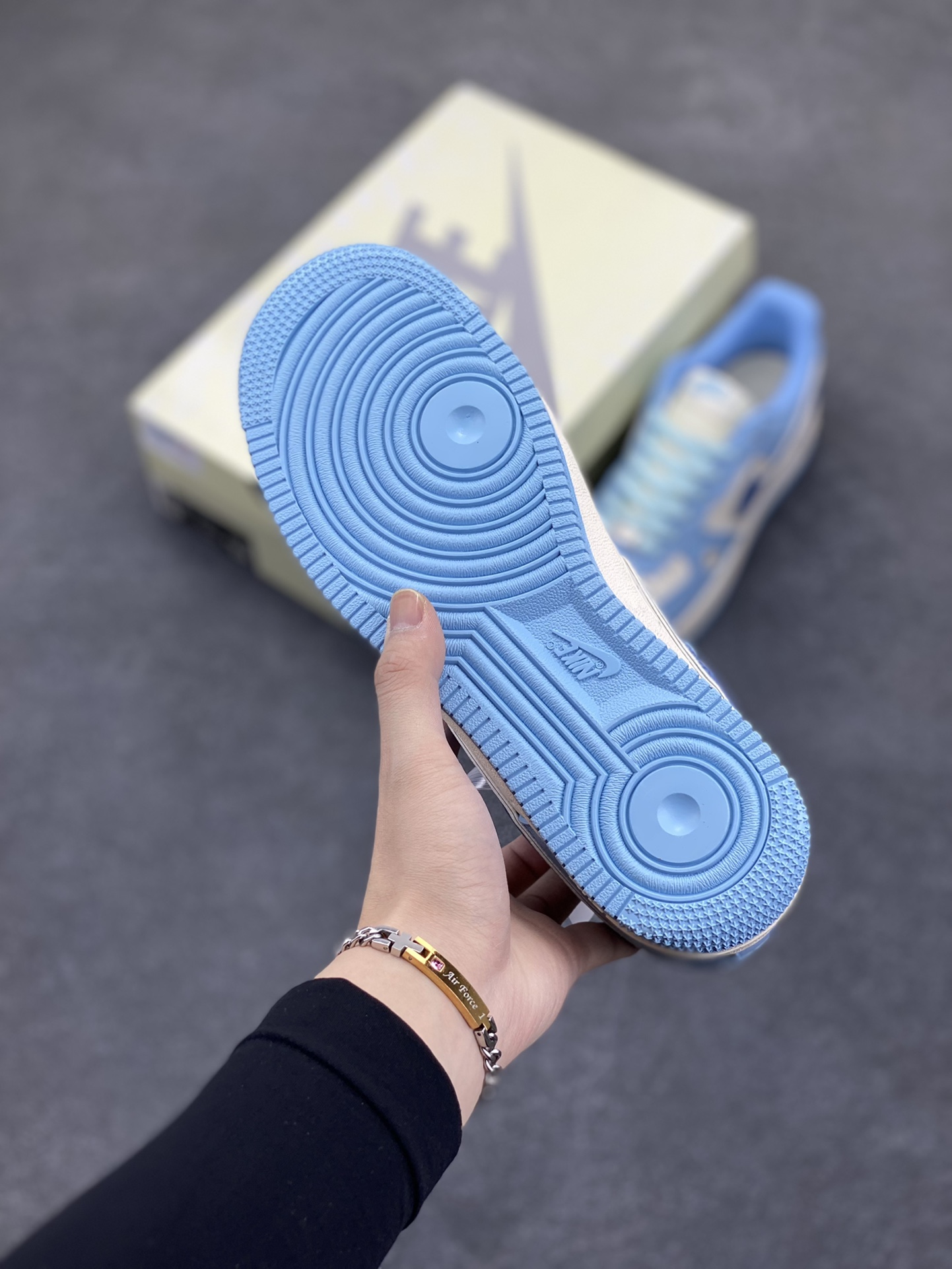 图片[5]-NIke Air Force 1 \’07 Low “权志龙联名”空军一号 低帮 运动鞋 休闲鞋 折边针车 工艺难度大 原楦头原纸板 原装鞋盒 定制五金配件 内置全掌气垫 原厂鞋底 货号：QY6818-615 尺码：36 36.5 37.5 38 38.5 39 40 40.5 41 42 42.5 43 44 44.5 45-选品中心