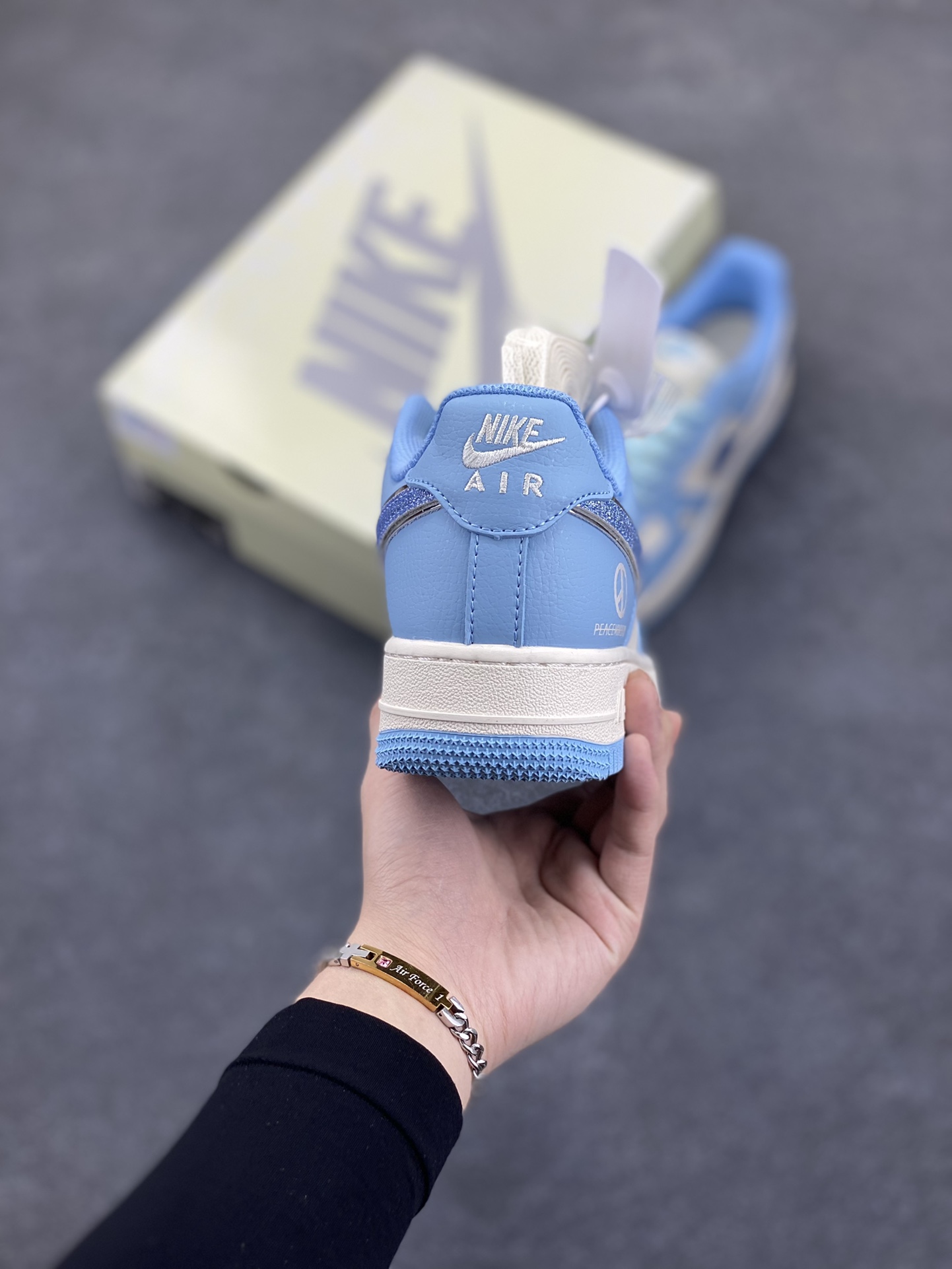 图片[4]-NIke Air Force 1 \’07 Low “权志龙联名”空军一号 低帮 运动鞋 休闲鞋 折边针车 工艺难度大 原楦头原纸板 原装鞋盒 定制五金配件 内置全掌气垫 原厂鞋底 货号：QY6818-615 尺码：36 36.5 37.5 38 38.5 39 40 40.5 41 42 42.5 43 44 44.5 45-选品中心