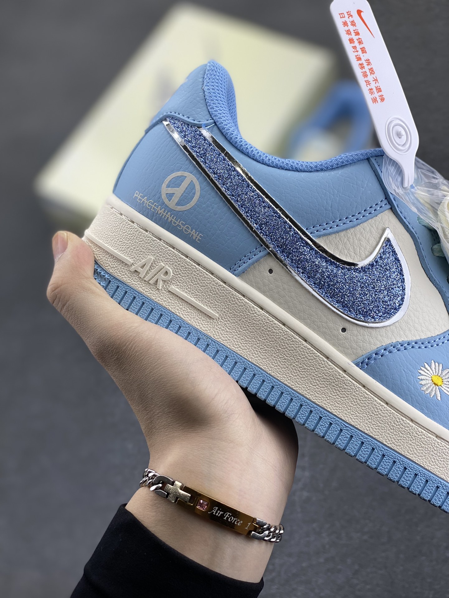 图片[6]-NIke Air Force 1 \’07 Low “权志龙联名”空军一号 低帮 运动鞋 休闲鞋 折边针车 工艺难度大 原楦头原纸板 原装鞋盒 定制五金配件 内置全掌气垫 原厂鞋底 货号：QY6818-615 尺码：36 36.5 37.5 38 38.5 39 40 40.5 41 42 42.5 43 44 44.5 45-选品中心