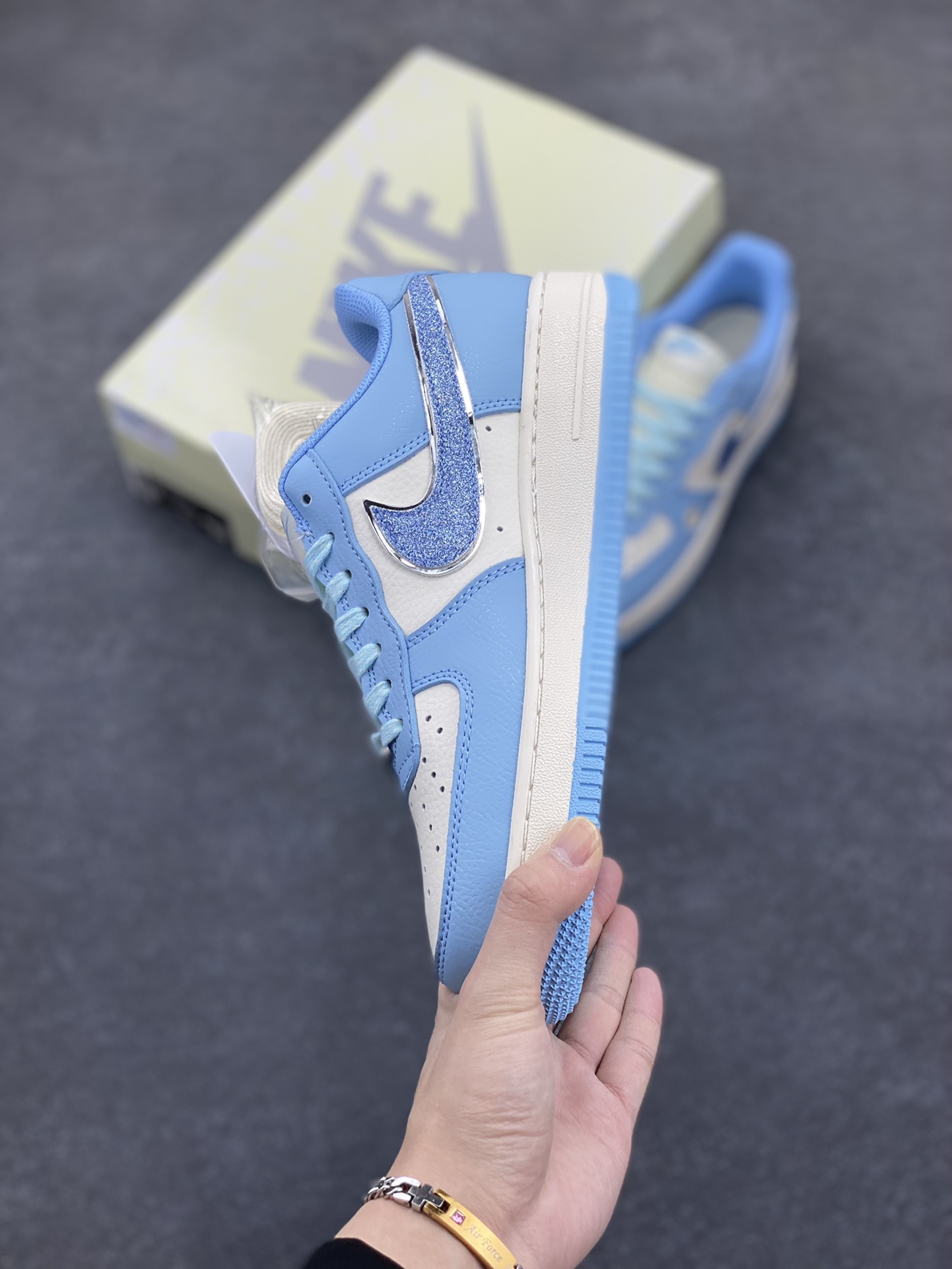 图片[3]-NIke Air Force 1 \’07 Low “权志龙联名”空军一号 低帮 运动鞋 休闲鞋 折边针车 工艺难度大 原楦头原纸板 原装鞋盒 定制五金配件 内置全掌气垫 原厂鞋底 货号：QY6818-615 尺码：36 36.5 37.5 38 38.5 39 40 40.5 41 42 42.5 43 44 44.5 45-选品中心