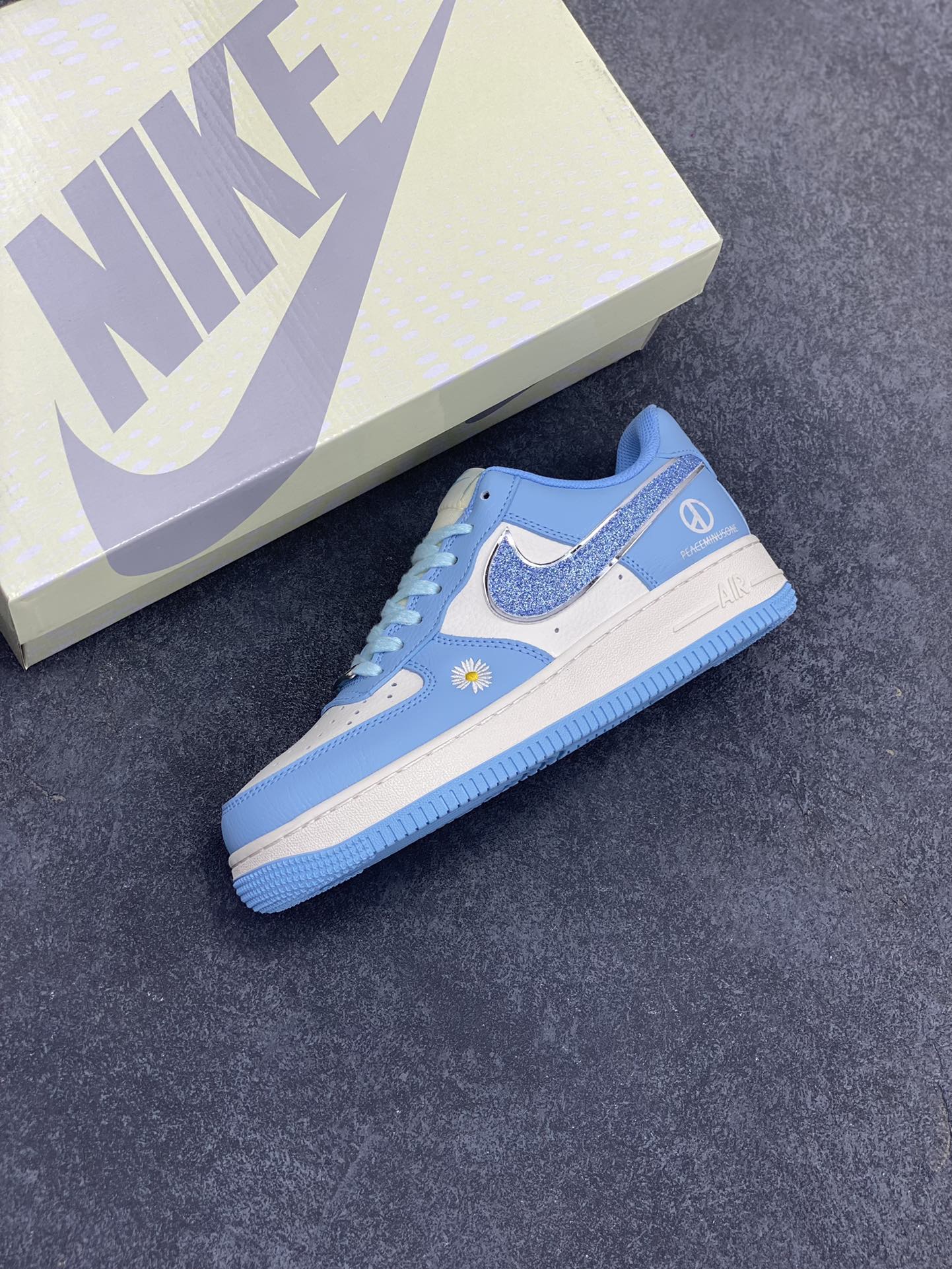 图片[7]-NIke Air Force 1 \’07 Low “权志龙联名”空军一号 低帮 运动鞋 休闲鞋 折边针车 工艺难度大 原楦头原纸板 原装鞋盒 定制五金配件 内置全掌气垫 原厂鞋底 货号：QY6818-615 尺码：36 36.5 37.5 38 38.5 39 40 40.5 41 42 42.5 43 44 44.5 45-选品中心