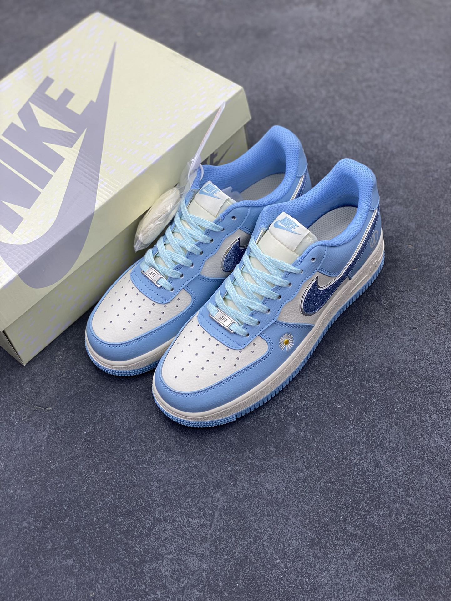 图片[8]-NIke Air Force 1 \’07 Low “权志龙联名”空军一号 低帮 运动鞋 休闲鞋 折边针车 工艺难度大 原楦头原纸板 原装鞋盒 定制五金配件 内置全掌气垫 原厂鞋底 货号：QY6818-615 尺码：36 36.5 37.5 38 38.5 39 40 40.5 41 42 42.5 43 44 44.5 45-选品中心
