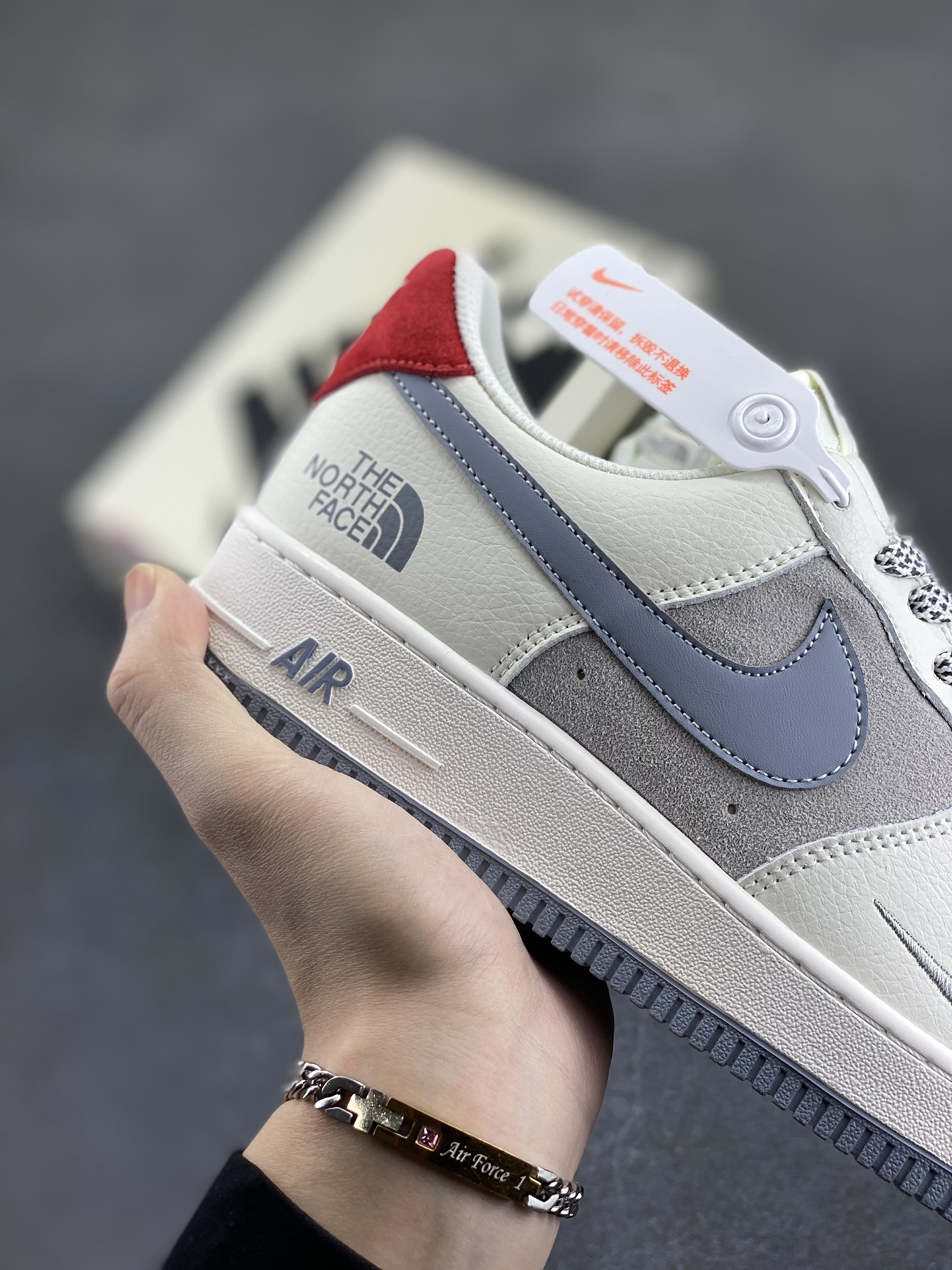 图片[6]-Nike Air Force 1 Low 空军一号低帮百搭休闲运动板鞋。柔软、弹性十足的缓震性能和出色的中底设计，横跨复古与现代的外型结合，造就出风靡全球三十多年的Force 1，直到今天还深受青睐。 货号：BB7518-006 尺码：36 36.5 37.5 38 38.5 39 40 40.5 41 42 42.5 43 44 44.5 45-选品中心