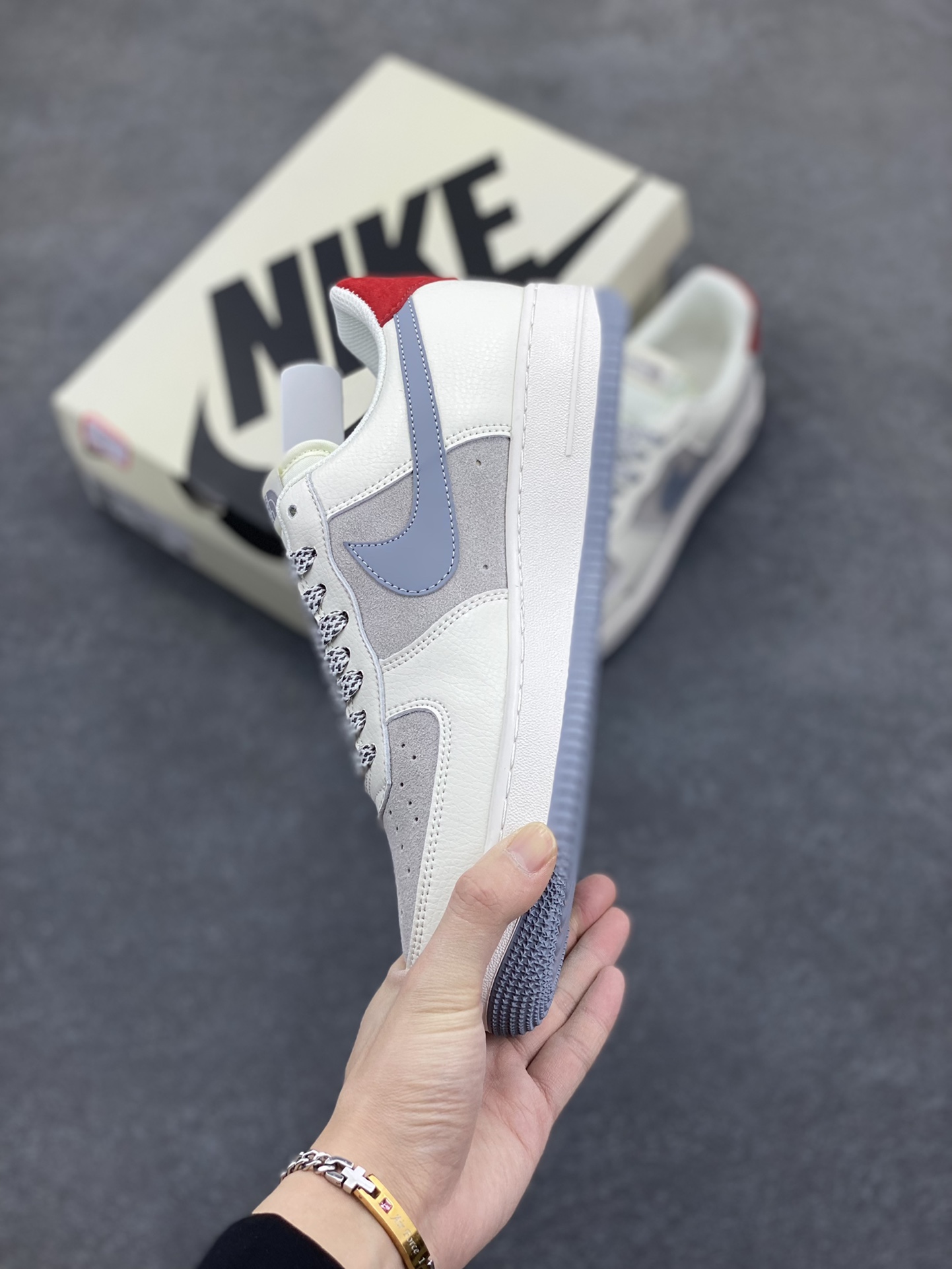 图片[3]-Nike Air Force 1 Low 空军一号低帮百搭休闲运动板鞋。柔软、弹性十足的缓震性能和出色的中底设计，横跨复古与现代的外型结合，造就出风靡全球三十多年的Force 1，直到今天还深受青睐。 货号：BB7518-006 尺码：36 36.5 37.5 38 38.5 39 40 40.5 41 42 42.5 43 44 44.5 45-选品中心