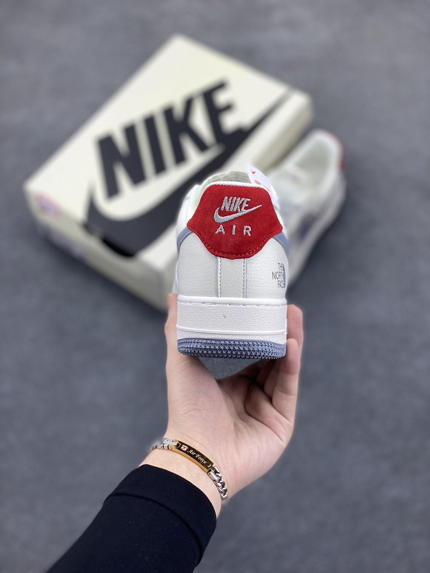 图片[4]-Nike Air Force 1 Low 空军一号低帮百搭休闲运动板鞋。柔软、弹性十足的缓震性能和出色的中底设计，横跨复古与现代的外型结合，造就出风靡全球三十多年的Force 1，直到今天还深受青睐。 货号：BB7518-006 尺码：36 36.5 37.5 38 38.5 39 40 40.5 41 42 42.5 43 44 44.5 45-选品中心