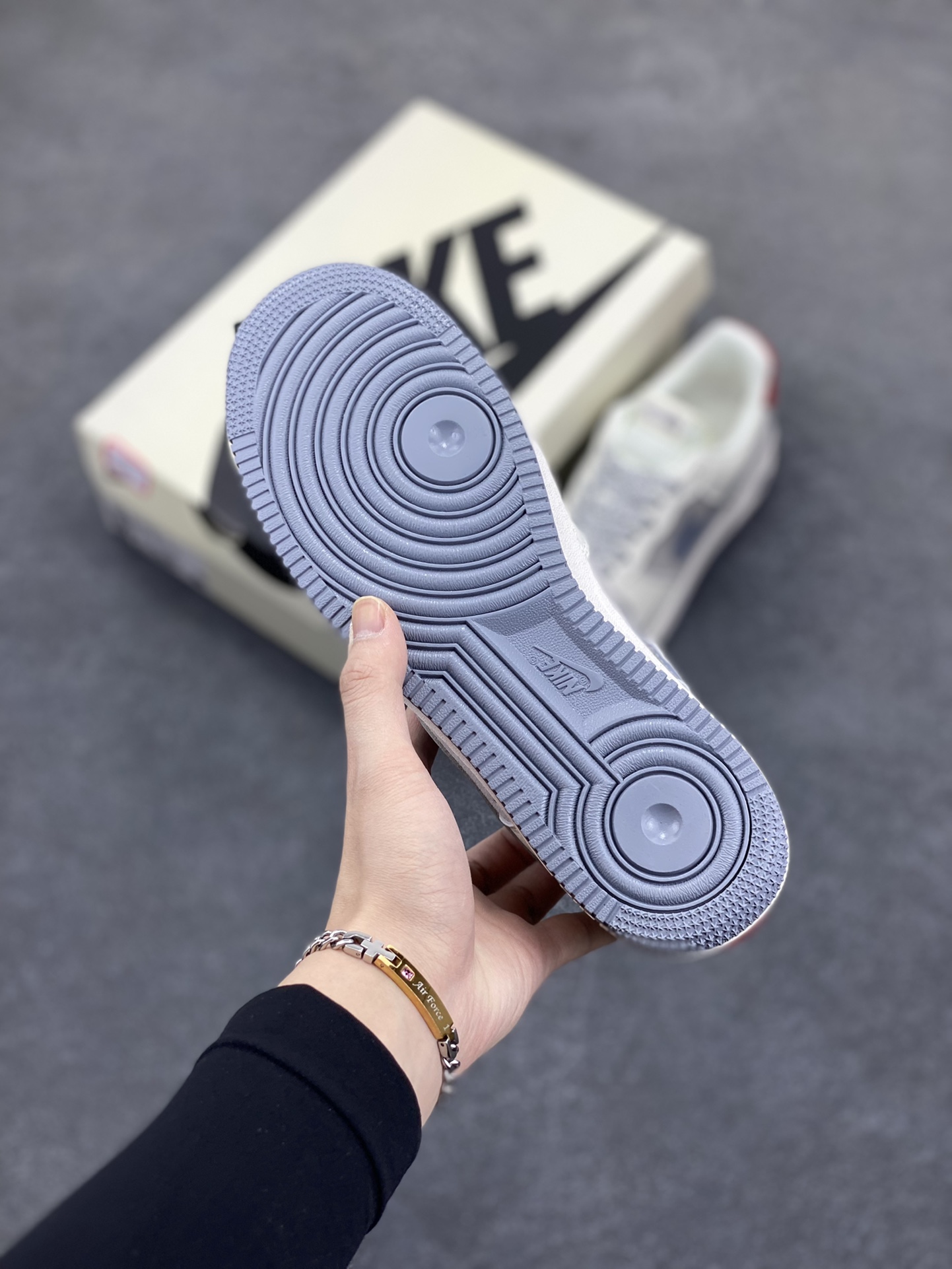 图片[5]-Nike Air Force 1 Low 空军一号低帮百搭休闲运动板鞋。柔软、弹性十足的缓震性能和出色的中底设计，横跨复古与现代的外型结合，造就出风靡全球三十多年的Force 1，直到今天还深受青睐。 货号：BB7518-006 尺码：36 36.5 37.5 38 38.5 39 40 40.5 41 42 42.5 43 44 44.5 45-选品中心
