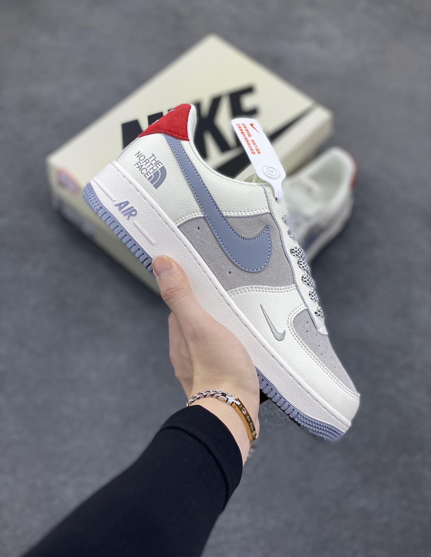 Nike Air Force 1 Low 空军一号低帮百搭休闲运动板鞋。柔软、弹性十足的缓震性能和出色的中底设计,横跨复古与现代的外型结合,造就出风靡全球三十多年的Force 1,直到今天还深受青睐。 货号:BB7518-006 尺码:36 36.5 37.5 38 38.5 39 40 40.5 41 42 42.5 43 44 44.5 45-选品中心