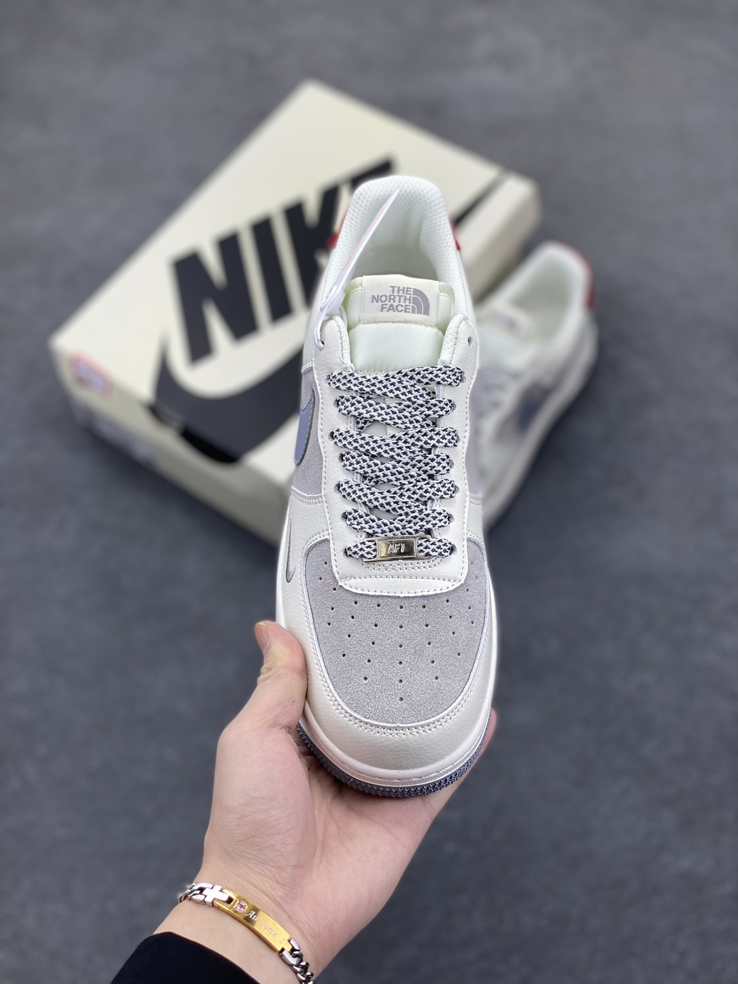 图片[2]-Nike Air Force 1 Low 空军一号低帮百搭休闲运动板鞋。柔软、弹性十足的缓震性能和出色的中底设计，横跨复古与现代的外型结合，造就出风靡全球三十多年的Force 1，直到今天还深受青睐。 货号：BB7518-006 尺码：36 36.5 37.5 38 38.5 39 40 40.5 41 42 42.5 43 44 44.5 45-选品中心