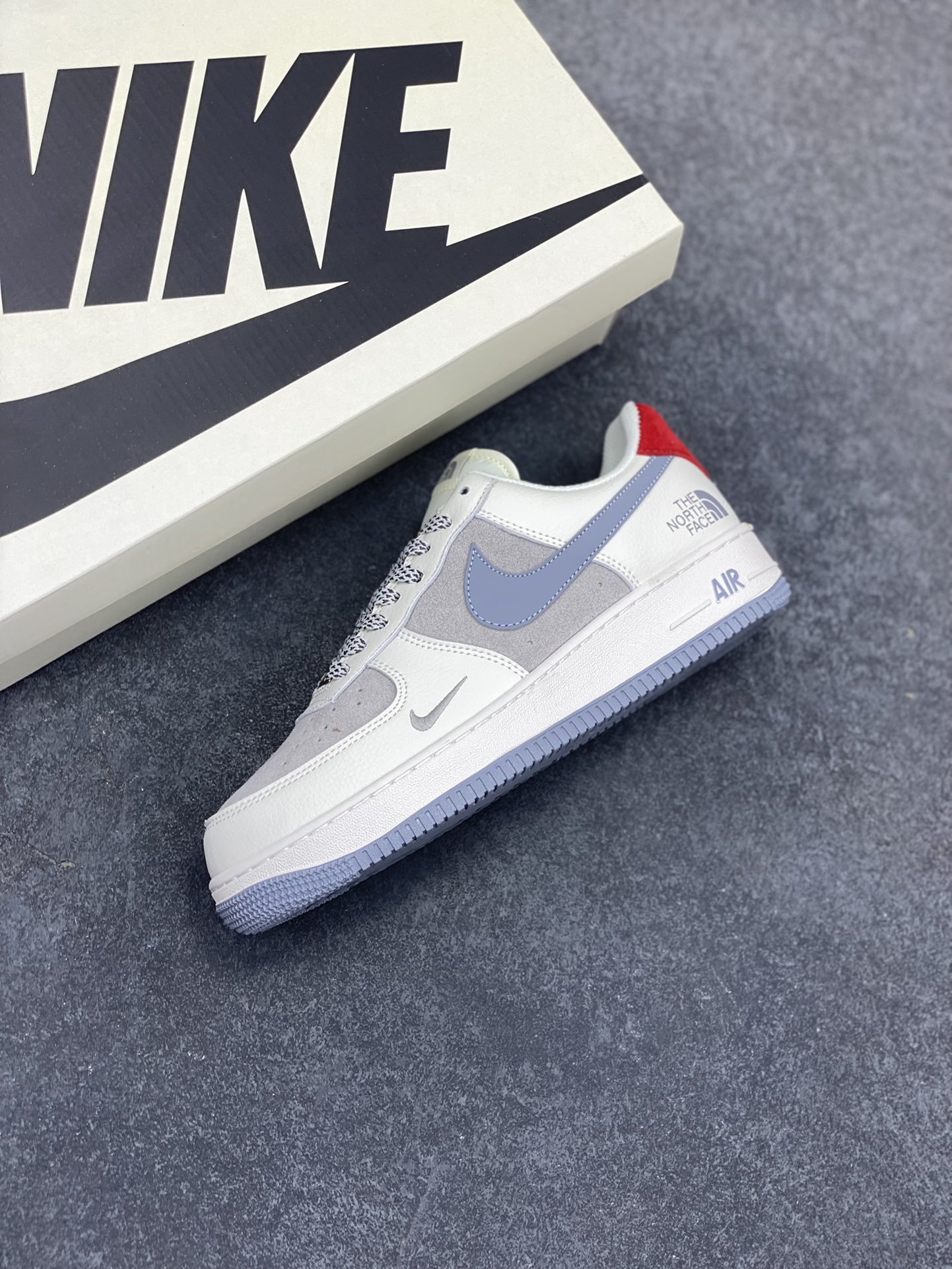 图片[7]-Nike Air Force 1 Low 空军一号低帮百搭休闲运动板鞋。柔软、弹性十足的缓震性能和出色的中底设计，横跨复古与现代的外型结合，造就出风靡全球三十多年的Force 1，直到今天还深受青睐。 货号：BB7518-006 尺码：36 36.5 37.5 38 38.5 39 40 40.5 41 42 42.5 43 44 44.5 45-选品中心