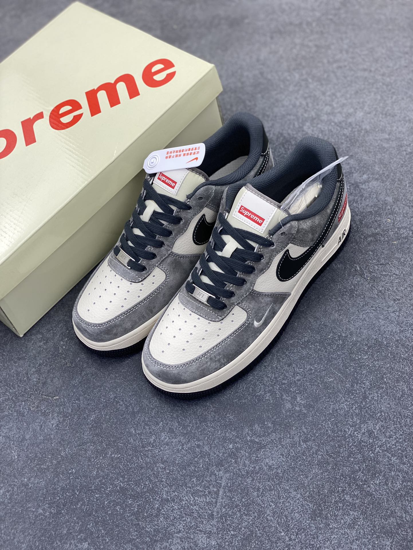 图片[8]-NIke Air Force 1 \’07 Low “Supreme联名——黑灰拼接”空军一号 低帮 运动鞋 休闲鞋 折边针车 工艺难度大 原楦头原纸板 原装鞋盒 定制五金配件 内置全掌气垫 原厂鞋底 货号：XZ6188-792 尺码：36 36.5 37.5 38 38.5 39 40 40.5 41 42 42.5 43 44 44.5 45-选品中心