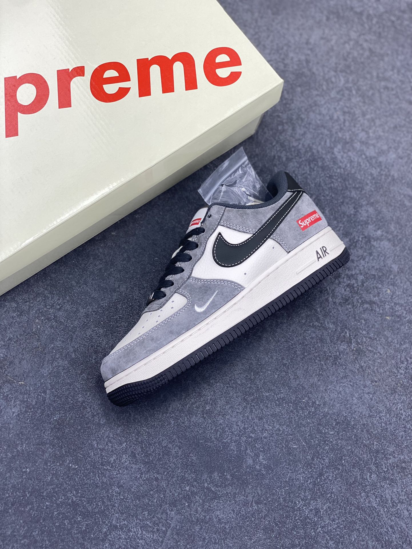 图片[7]-NIke Air Force 1 \’07 Low “Supreme联名——黑灰拼接”空军一号 低帮 运动鞋 休闲鞋 折边针车 工艺难度大 原楦头原纸板 原装鞋盒 定制五金配件 内置全掌气垫 原厂鞋底 货号：XZ6188-792 尺码：36 36.5 37.5 38 38.5 39 40 40.5 41 42 42.5 43 44 44.5 45-选品中心