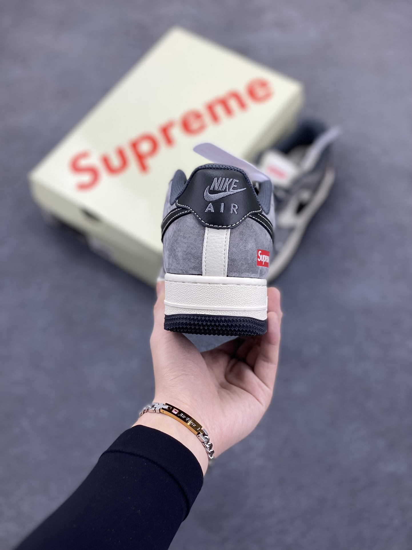 图片[4]-NIke Air Force 1 \’07 Low “Supreme联名——黑灰拼接”空军一号 低帮 运动鞋 休闲鞋 折边针车 工艺难度大 原楦头原纸板 原装鞋盒 定制五金配件 内置全掌气垫 原厂鞋底 货号：XZ6188-792 尺码：36 36.5 37.5 38 38.5 39 40 40.5 41 42 42.5 43 44 44.5 45-选品中心