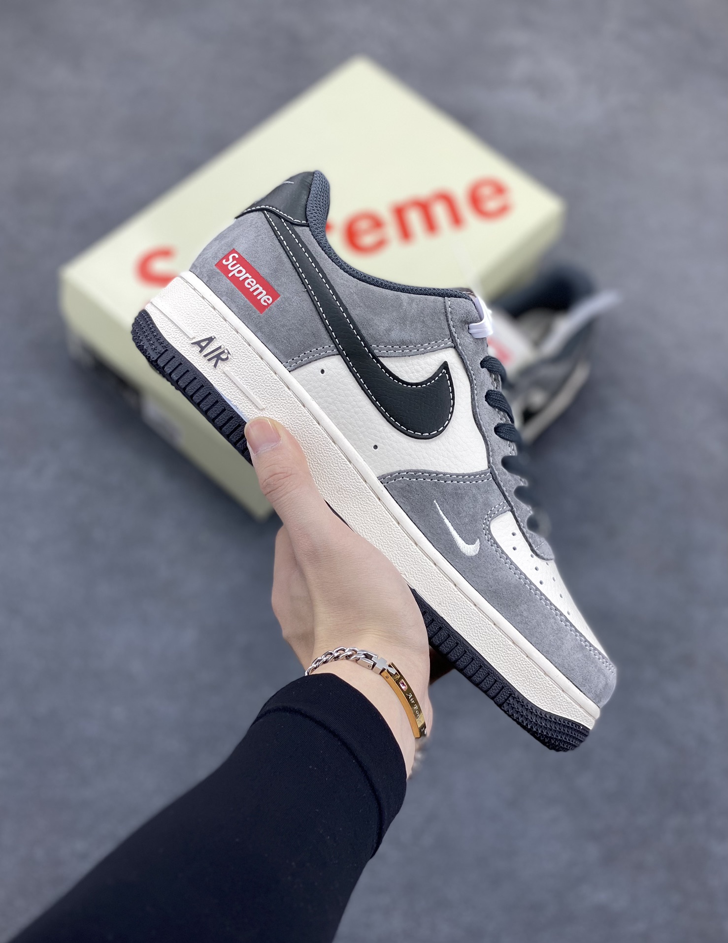 NIke Air Force 1 \'07 Low “Supreme联名——黑灰拼接”空军一号 低帮 运动鞋 休闲鞋 折边针车 工艺难度大 原楦头原纸板 原装鞋盒 定制五金配件 内置全掌气垫 原厂鞋底 货号：XZ6188-792 尺码：36 36.5 37.5 38 38.5 39 40 40.5 41 42 42.5 43 44 44.5 45-选品中心