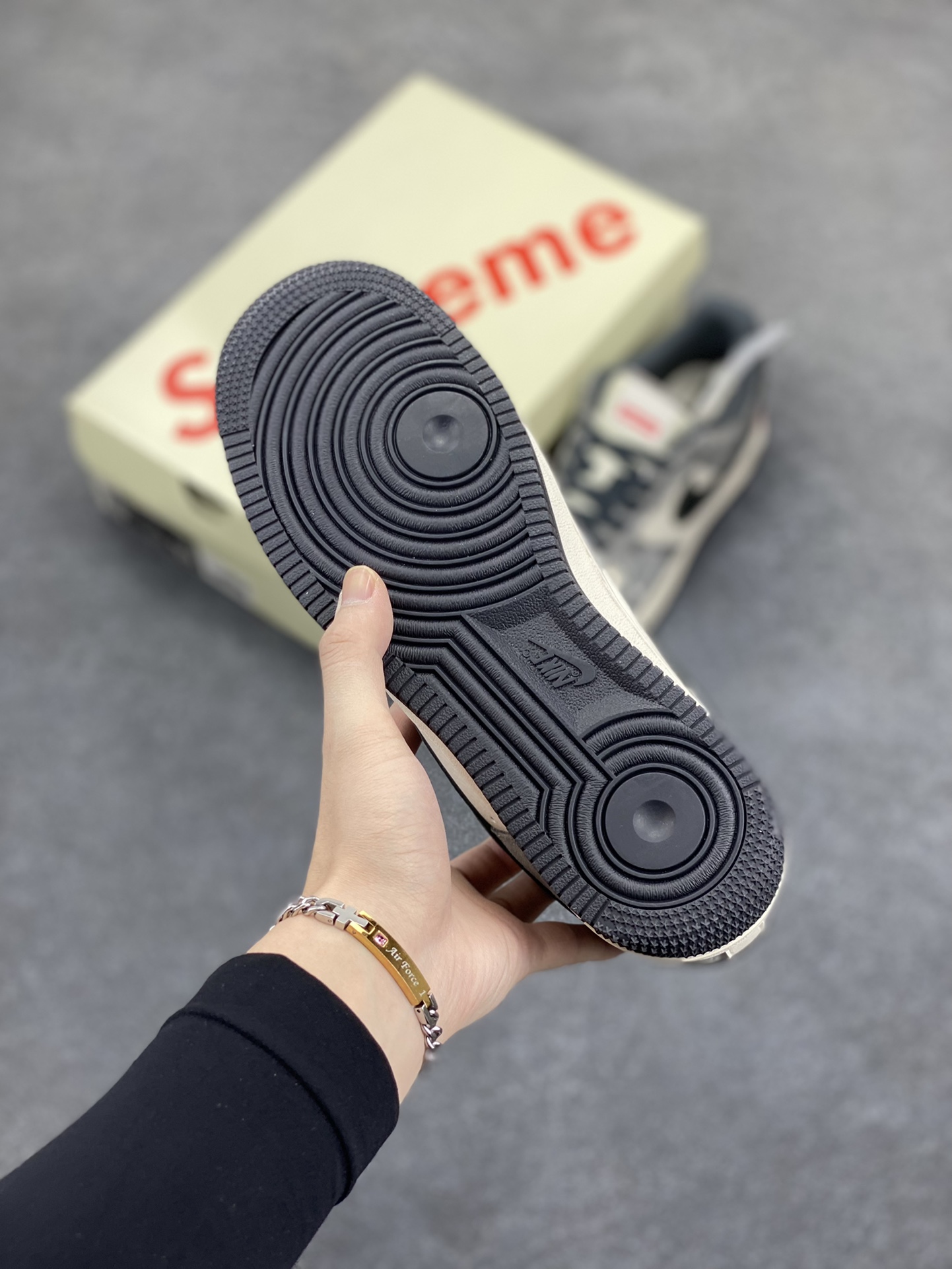 图片[5]-NIke Air Force 1 \’07 Low “Supreme联名——黑灰拼接”空军一号 低帮 运动鞋 休闲鞋 折边针车 工艺难度大 原楦头原纸板 原装鞋盒 定制五金配件 内置全掌气垫 原厂鞋底 货号：XZ6188-792 尺码：36 36.5 37.5 38 38.5 39 40 40.5 41 42 42.5 43 44 44.5 45-选品中心