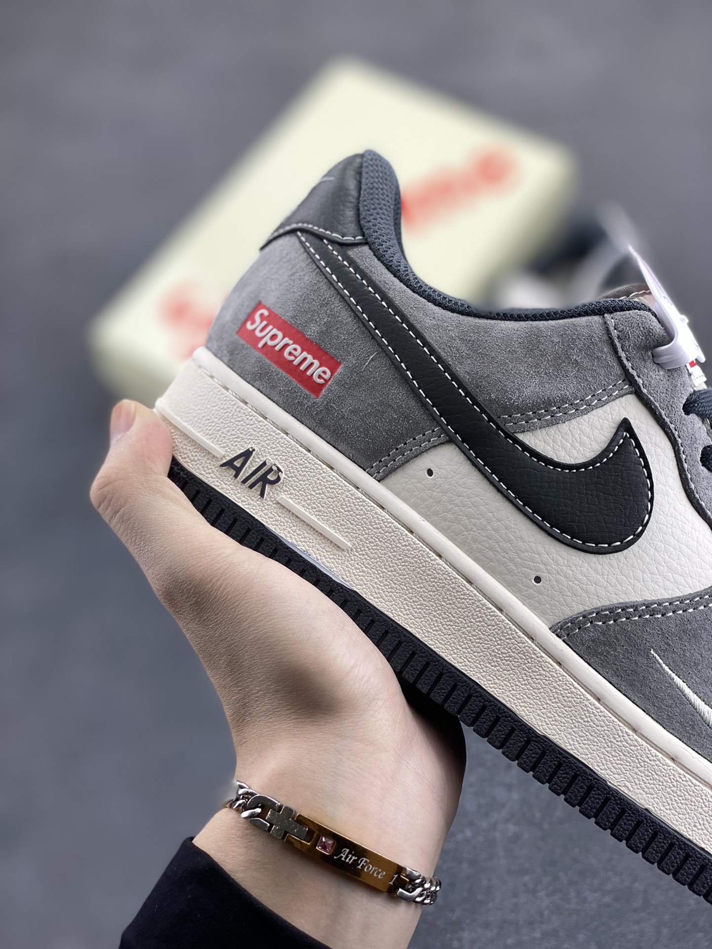 图片[6]-NIke Air Force 1 \’07 Low “Supreme联名——黑灰拼接”空军一号 低帮 运动鞋 休闲鞋 折边针车 工艺难度大 原楦头原纸板 原装鞋盒 定制五金配件 内置全掌气垫 原厂鞋底 货号：XZ6188-792 尺码：36 36.5 37.5 38 38.5 39 40 40.5 41 42 42.5 43 44 44.5 45-选品中心