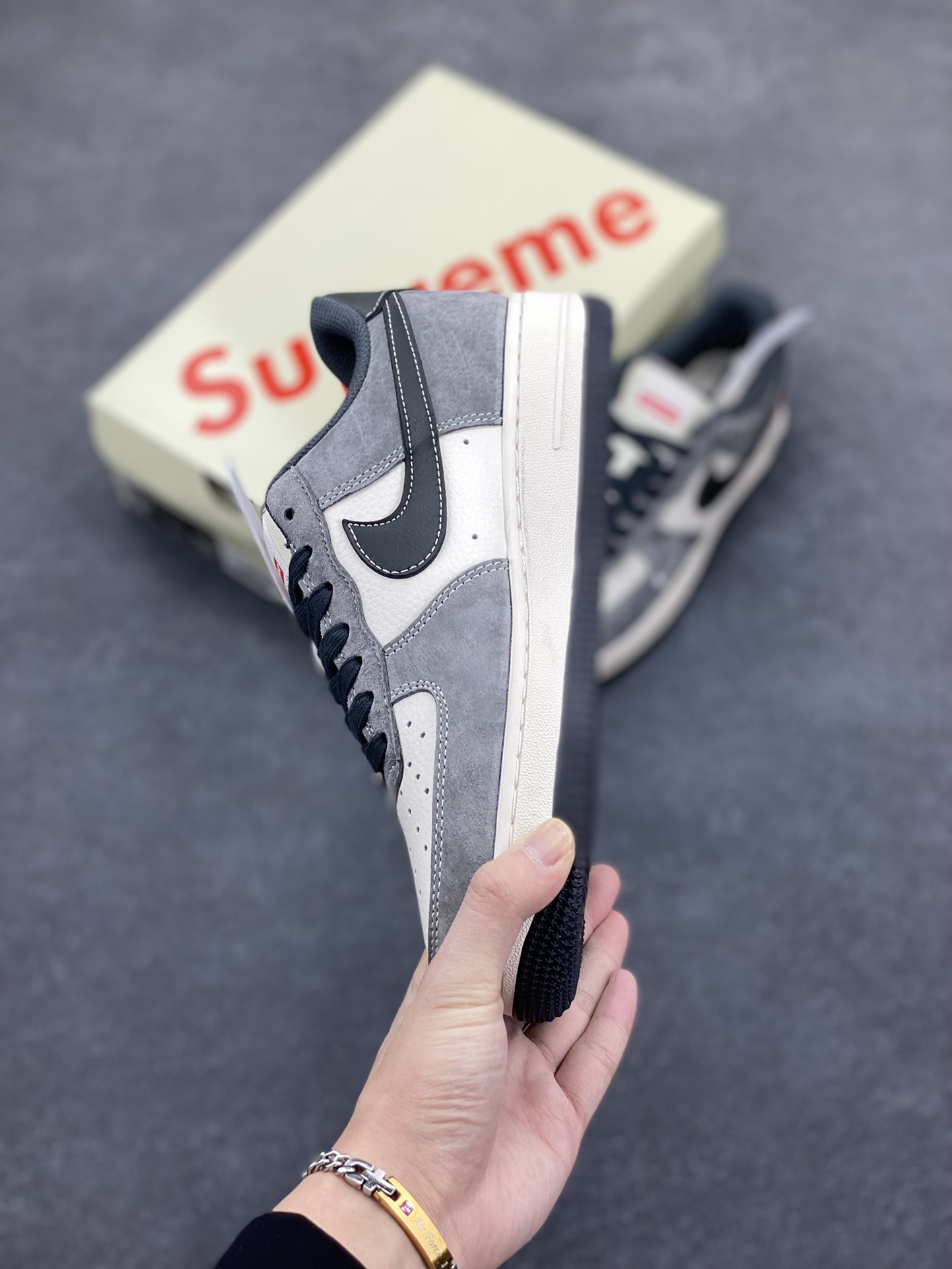 图片[3]-NIke Air Force 1 \’07 Low “Supreme联名——黑灰拼接”空军一号 低帮 运动鞋 休闲鞋 折边针车 工艺难度大 原楦头原纸板 原装鞋盒 定制五金配件 内置全掌气垫 原厂鞋底 货号：XZ6188-792 尺码：36 36.5 37.5 38 38.5 39 40 40.5 41 42 42.5 43 44 44.5 45-选品中心