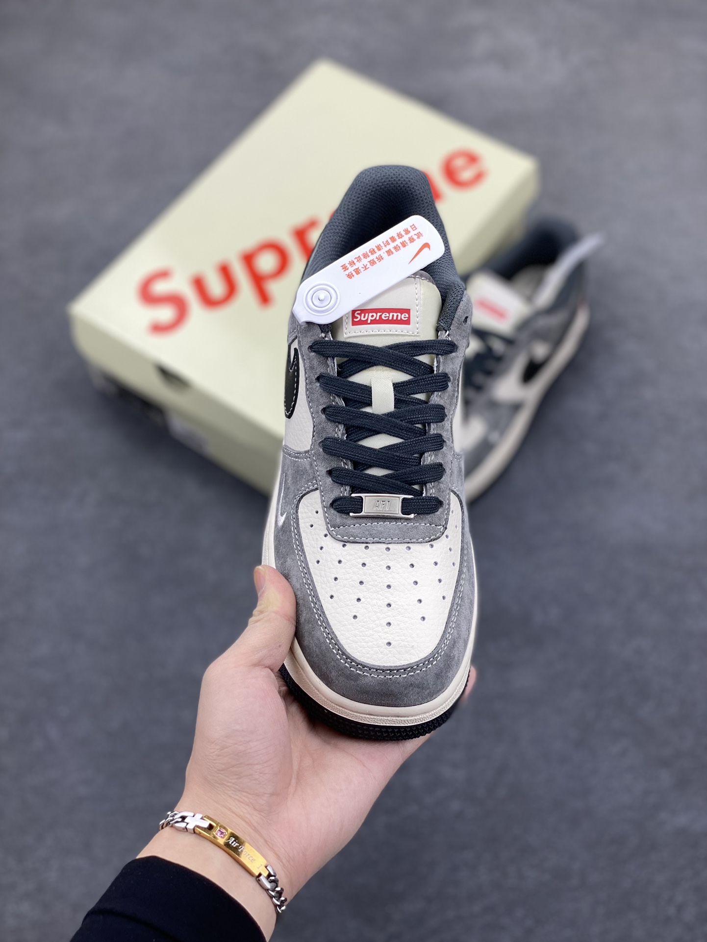 图片[2]-NIke Air Force 1 \’07 Low “Supreme联名——黑灰拼接”空军一号 低帮 运动鞋 休闲鞋 折边针车 工艺难度大 原楦头原纸板 原装鞋盒 定制五金配件 内置全掌气垫 原厂鞋底 货号：XZ6188-792 尺码：36 36.5 37.5 38 38.5 39 40 40.5 41 42 42.5 43 44 44.5 45-选品中心