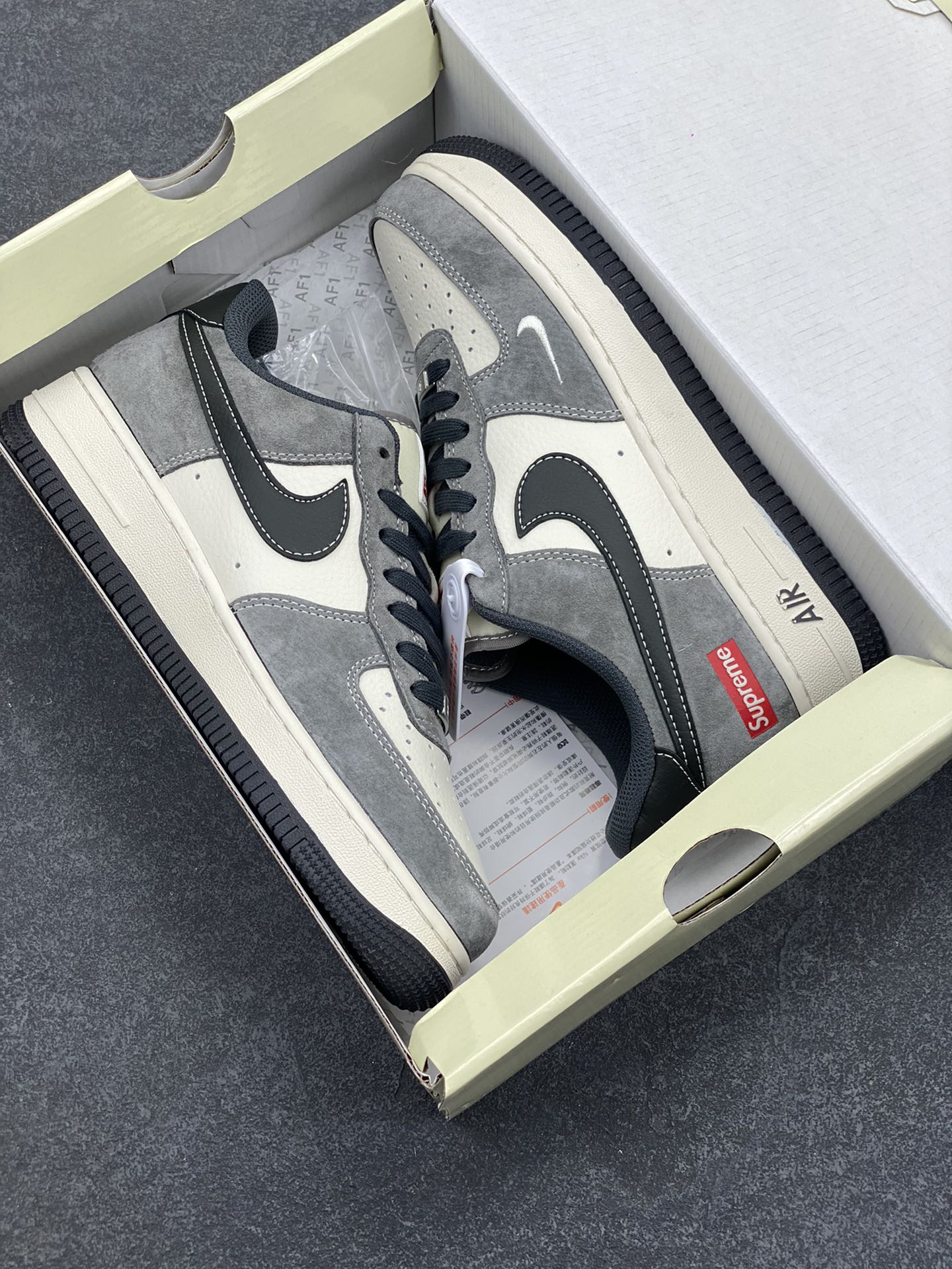 图片[9]-NIke Air Force 1 \’07 Low “Supreme联名——黑灰拼接”空军一号 低帮 运动鞋 休闲鞋 折边针车 工艺难度大 原楦头原纸板 原装鞋盒 定制五金配件 内置全掌气垫 原厂鞋底 货号：XZ6188-792 尺码：36 36.5 37.5 38 38.5 39 40 40.5 41 42 42.5 43 44 44.5 45-选品中心