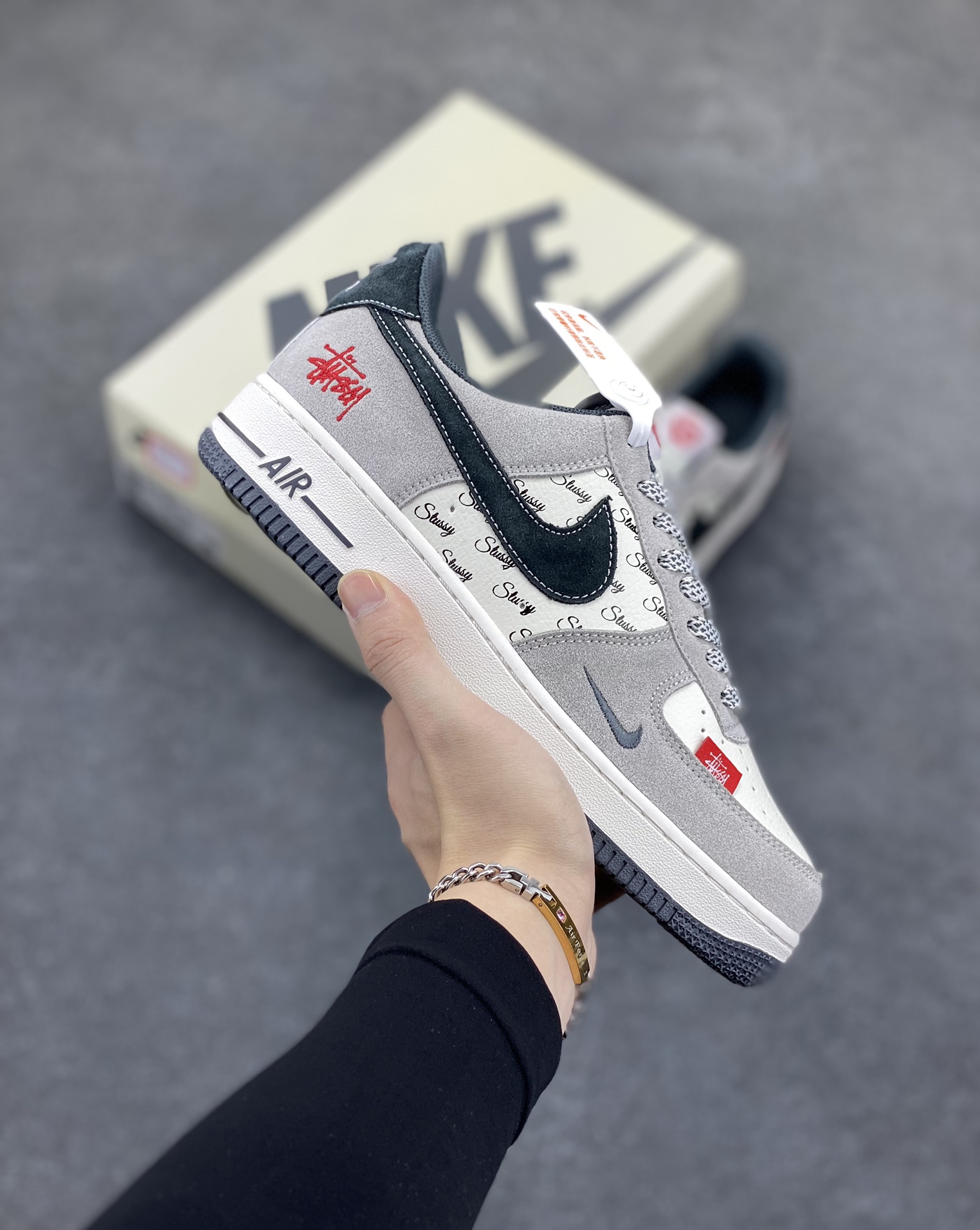 Nike Air Force 1 Low 空军一号低帮百搭休闲运动板鞋。柔软、弹性十足的缓震性能和出色的中底设计,横跨复古与现代的外型结合,造就出风靡全球三十多年的Force 1,直到今天还深受青睐。 货号:XS1958-508 尺码:36 36.5 37.5 38 38.5 39 40 40.5 41 42 42.5 43 44 44.5 45-选品中心