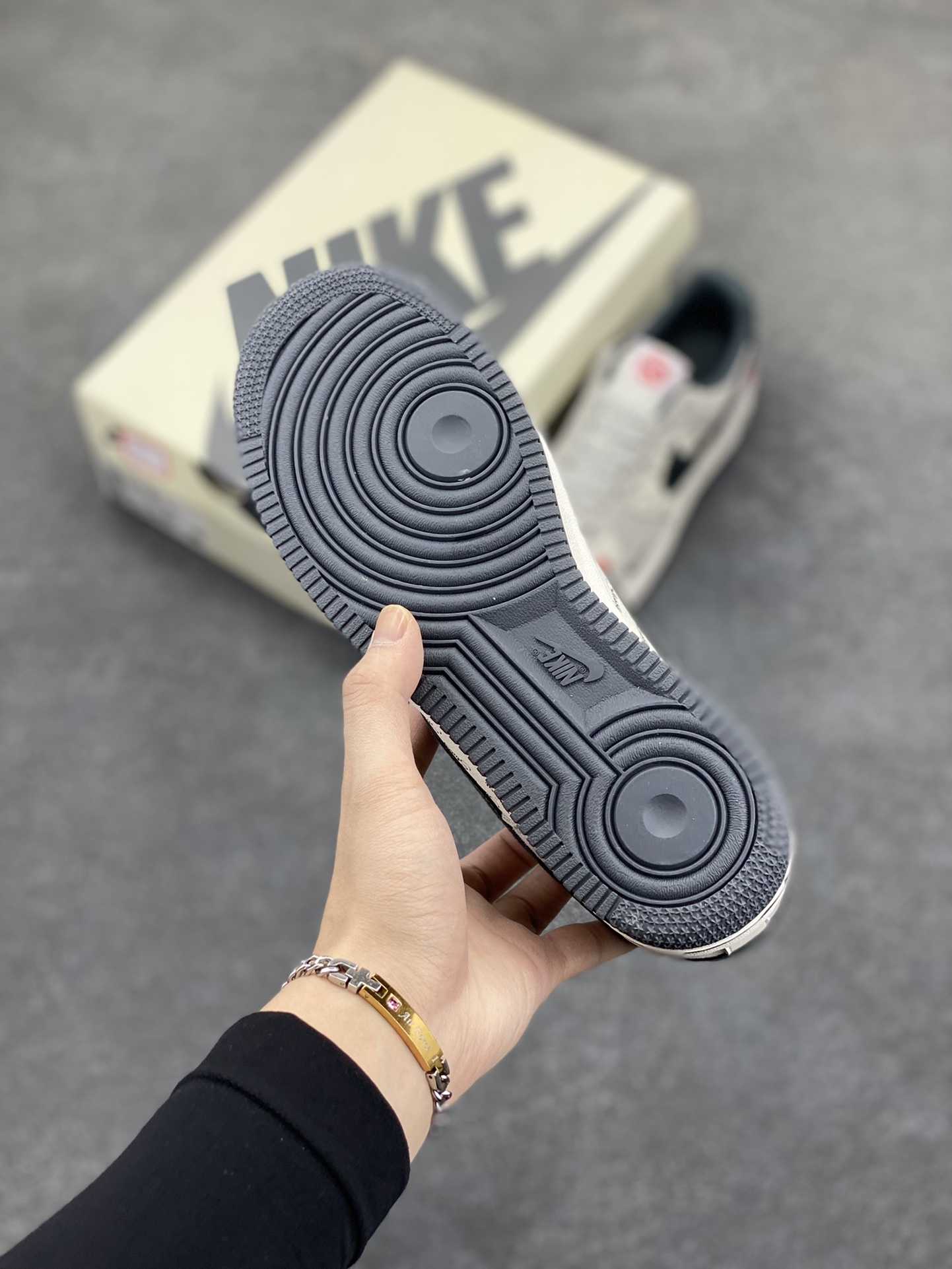 图片[5]-Nike Air Force 1 Low 空军一号低帮百搭休闲运动板鞋。柔软、弹性十足的缓震性能和出色的中底设计，横跨复古与现代的外型结合，造就出风靡全球三十多年的Force 1，直到今天还深受青睐。 货号：XS1958-508 尺码：36 36.5 37.5 38 38.5 39 40 40.5 41 42 42.5 43 44 44.5 45-选品中心