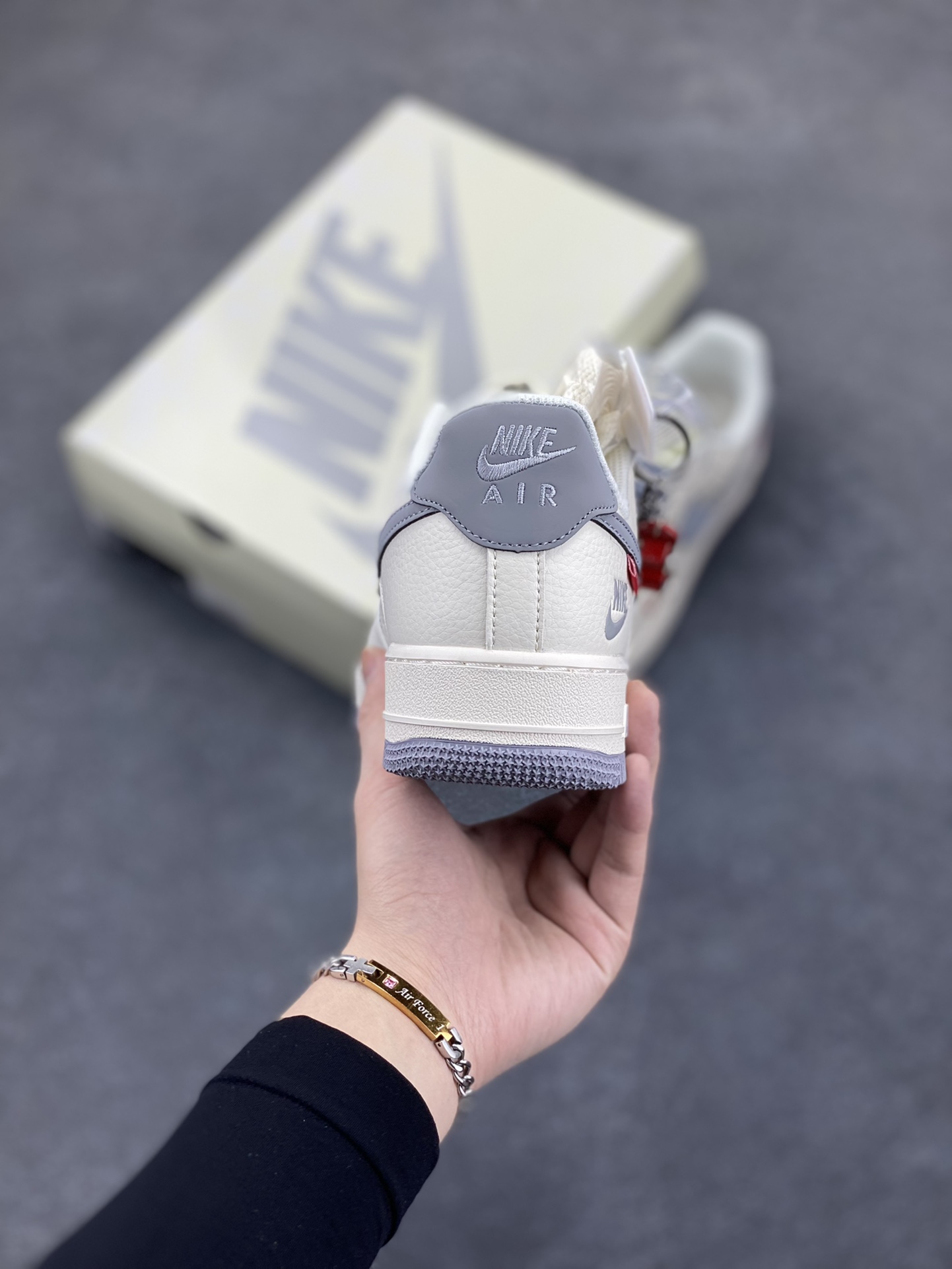 图片[4]-NIke Air Force 1 \’07 Low “Supreme联名——米灰小红勾”空军一号 低帮 运动鞋 休闲鞋 折边针车 工艺难度大 原楦头原纸板 原装鞋盒 定制五金配件 内置全掌气垫 原厂鞋底 货号：HH7518-039 尺码：36 36.5 37.5 38 38.5 39 40 40.5 41 42 42.5 43 44 44.5 45-选品中心