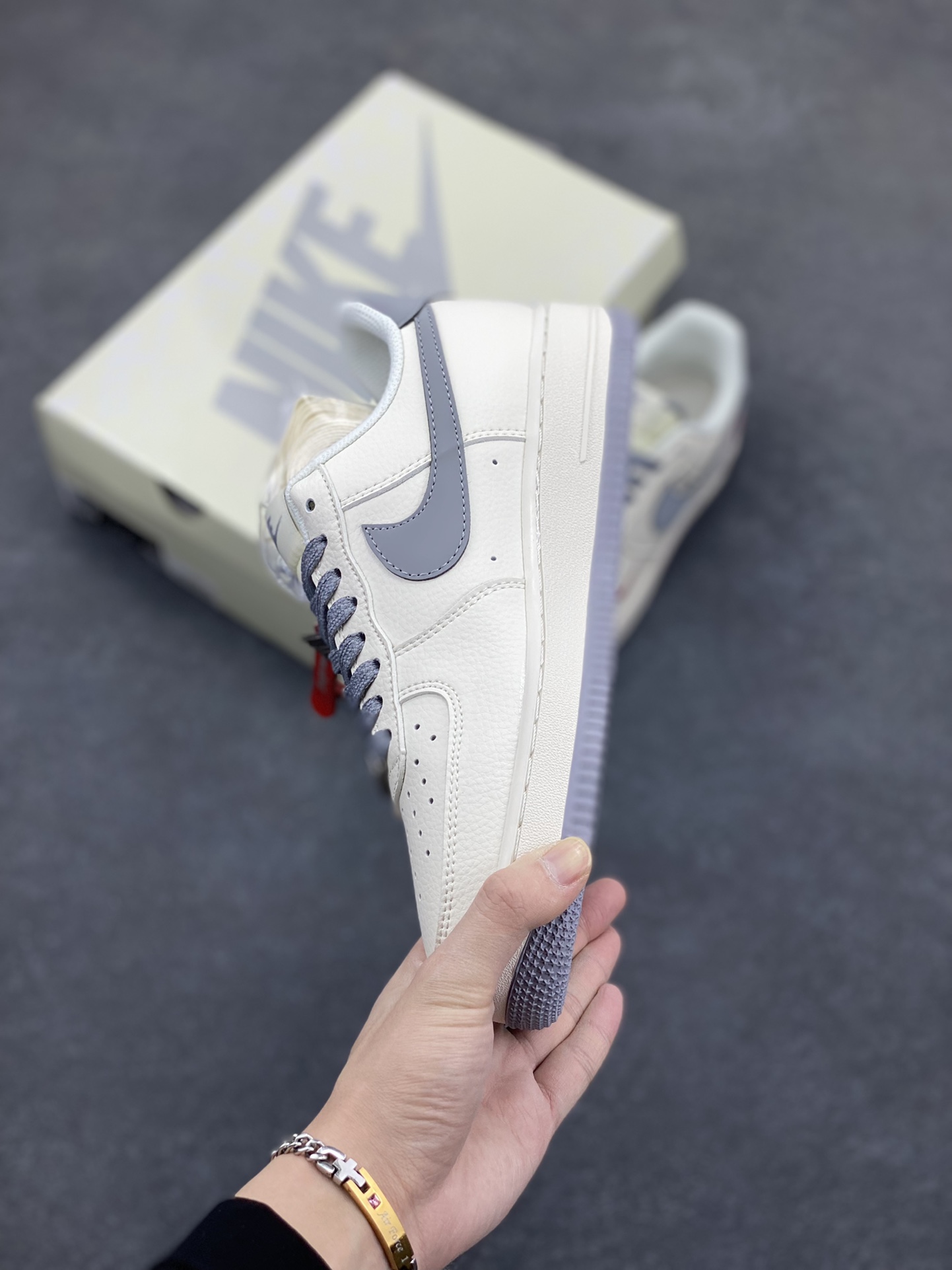 图片[3]-NIke Air Force 1 \’07 Low “Supreme联名——米灰小红勾”空军一号 低帮 运动鞋 休闲鞋 折边针车 工艺难度大 原楦头原纸板 原装鞋盒 定制五金配件 内置全掌气垫 原厂鞋底 货号：HH7518-039 尺码：36 36.5 37.5 38 38.5 39 40 40.5 41 42 42.5 43 44 44.5 45-选品中心
