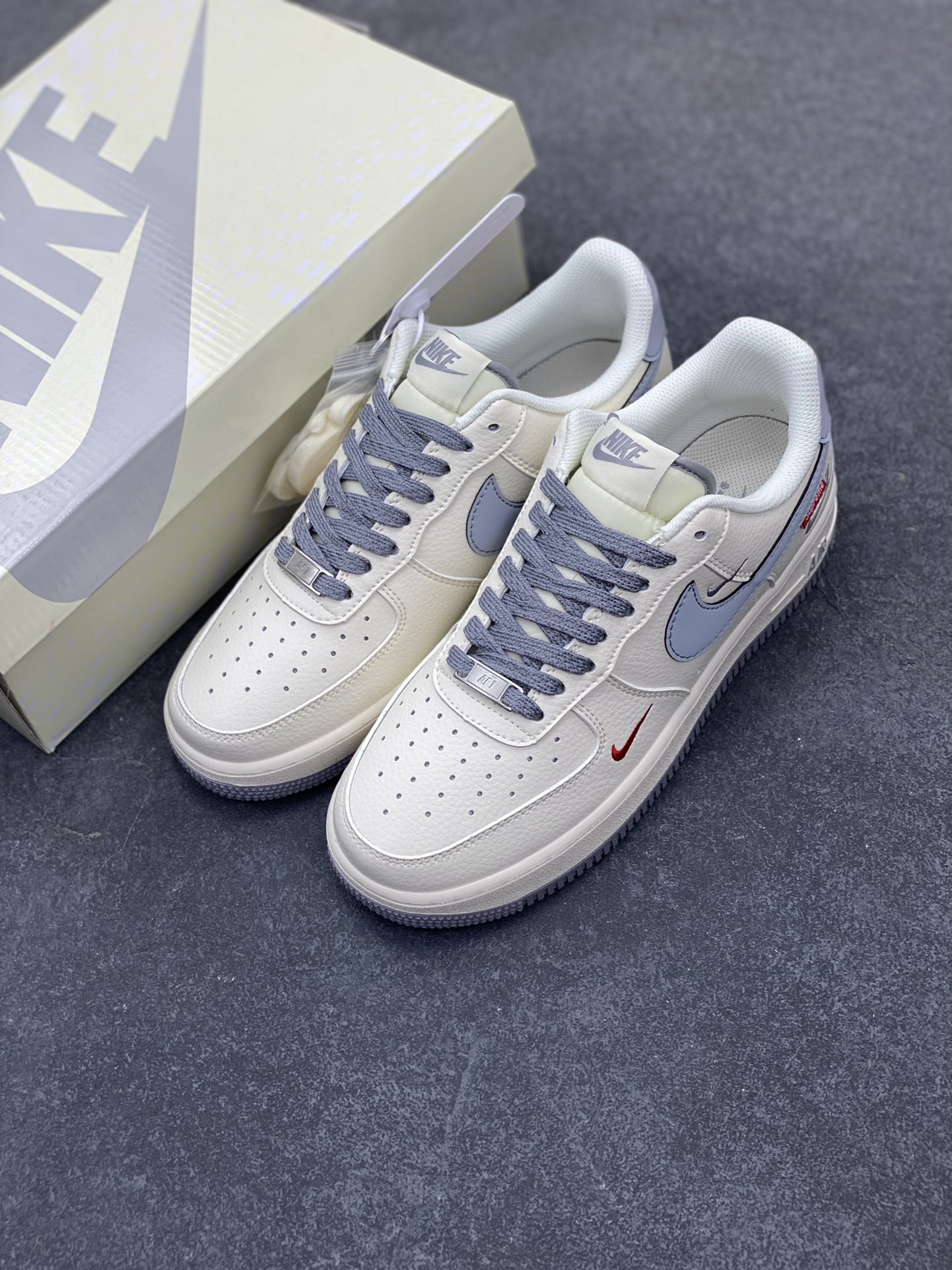 图片[8]-NIke Air Force 1 \’07 Low “Supreme联名——米灰小红勾”空军一号 低帮 运动鞋 休闲鞋 折边针车 工艺难度大 原楦头原纸板 原装鞋盒 定制五金配件 内置全掌气垫 原厂鞋底 货号：HH7518-039 尺码：36 36.5 37.5 38 38.5 39 40 40.5 41 42 42.5 43 44 44.5 45-选品中心