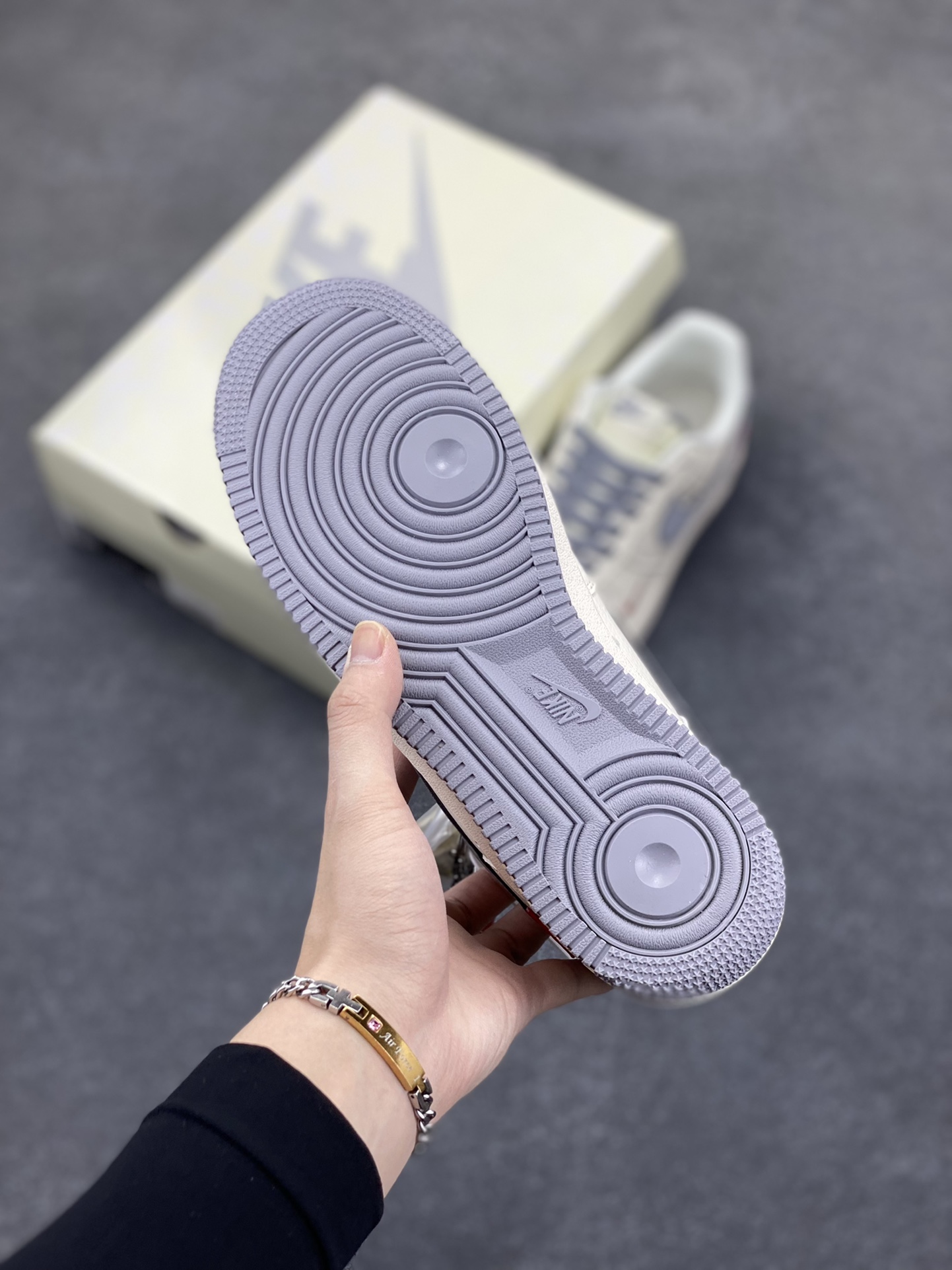 图片[5]-NIke Air Force 1 \’07 Low “Supreme联名——米灰小红勾”空军一号 低帮 运动鞋 休闲鞋 折边针车 工艺难度大 原楦头原纸板 原装鞋盒 定制五金配件 内置全掌气垫 原厂鞋底 货号：HH7518-039 尺码：36 36.5 37.5 38 38.5 39 40 40.5 41 42 42.5 43 44 44.5 45-选品中心