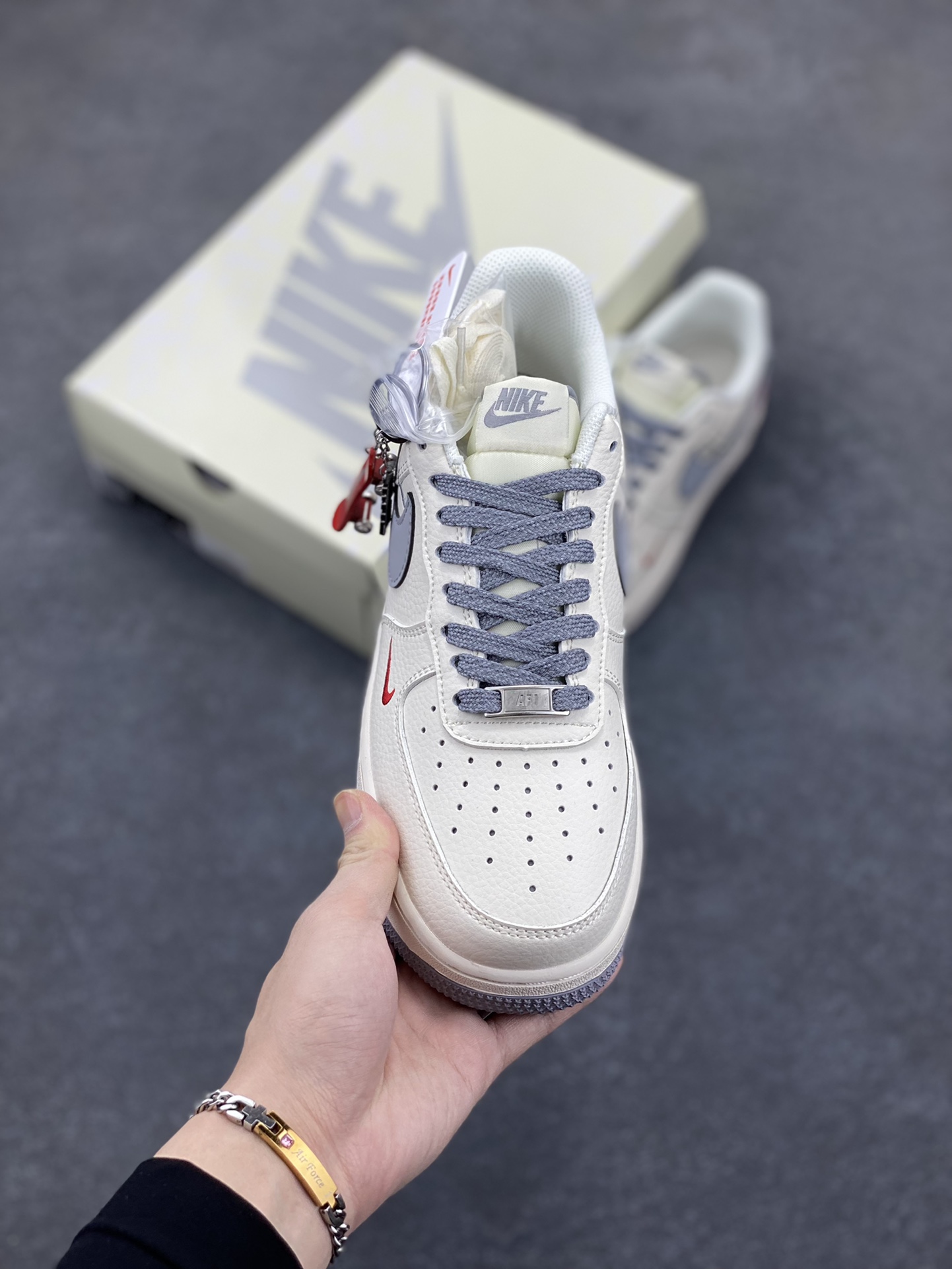 图片[2]-NIke Air Force 1 \’07 Low “Supreme联名——米灰小红勾”空军一号 低帮 运动鞋 休闲鞋 折边针车 工艺难度大 原楦头原纸板 原装鞋盒 定制五金配件 内置全掌气垫 原厂鞋底 货号：HH7518-039 尺码：36 36.5 37.5 38 38.5 39 40 40.5 41 42 42.5 43 44 44.5 45-选品中心