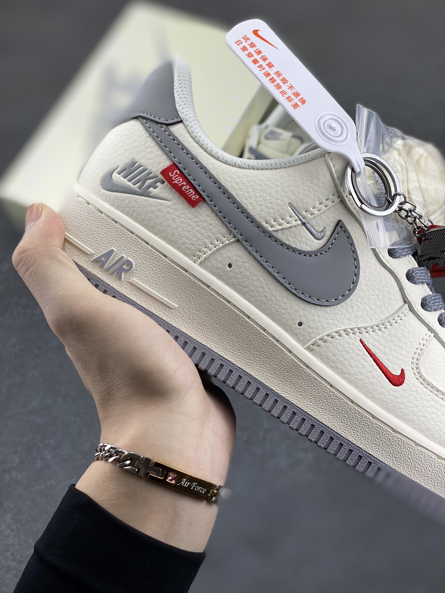 图片[6]-NIke Air Force 1 \’07 Low “Supreme联名——米灰小红勾”空军一号 低帮 运动鞋 休闲鞋 折边针车 工艺难度大 原楦头原纸板 原装鞋盒 定制五金配件 内置全掌气垫 原厂鞋底 货号：HH7518-039 尺码：36 36.5 37.5 38 38.5 39 40 40.5 41 42 42.5 43 44 44.5 45-选品中心