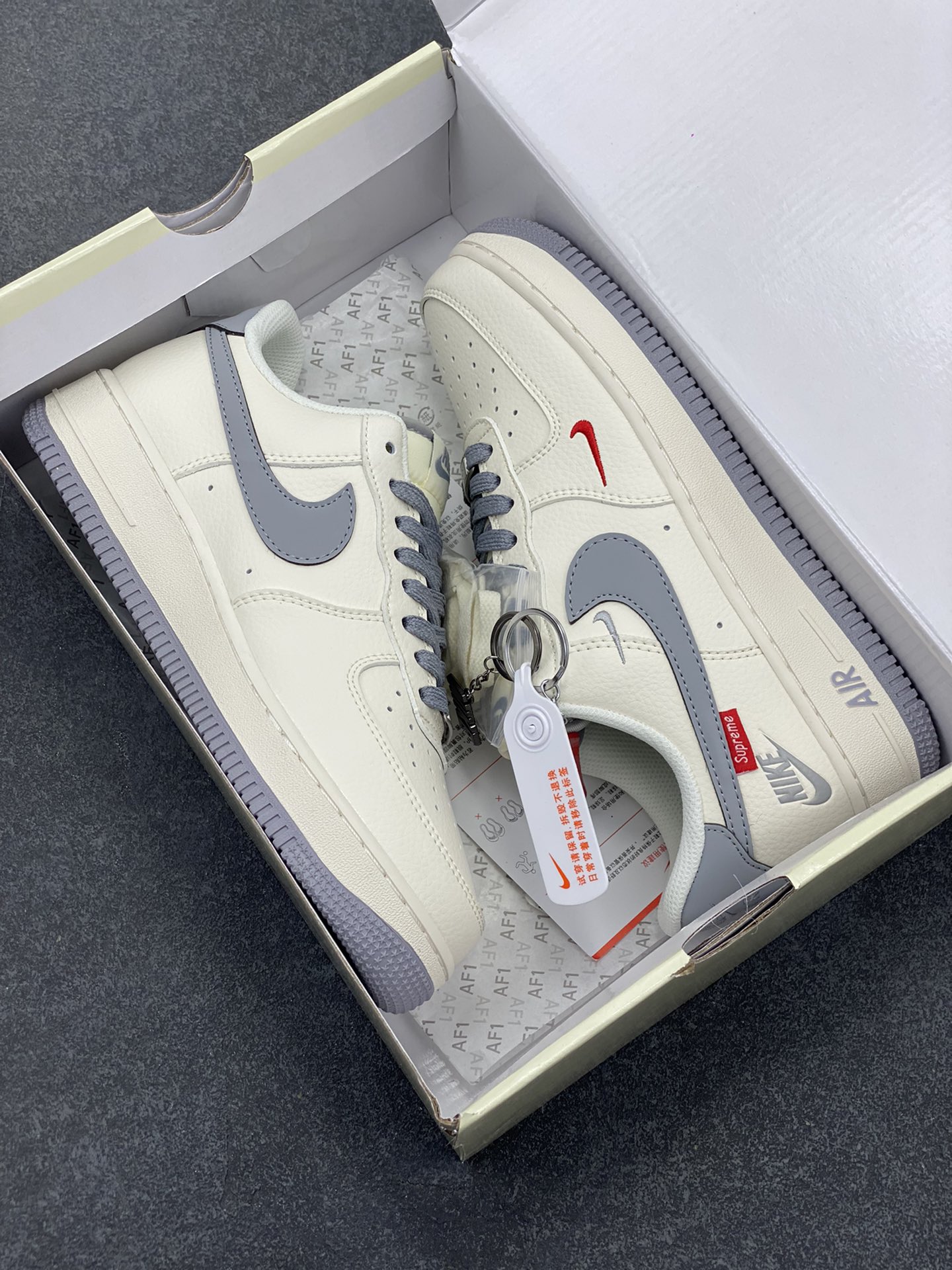 图片[9]-NIke Air Force 1 \’07 Low “Supreme联名——米灰小红勾”空军一号 低帮 运动鞋 休闲鞋 折边针车 工艺难度大 原楦头原纸板 原装鞋盒 定制五金配件 内置全掌气垫 原厂鞋底 货号：HH7518-039 尺码：36 36.5 37.5 38 38.5 39 40 40.5 41 42 42.5 43 44 44.5 45-选品中心