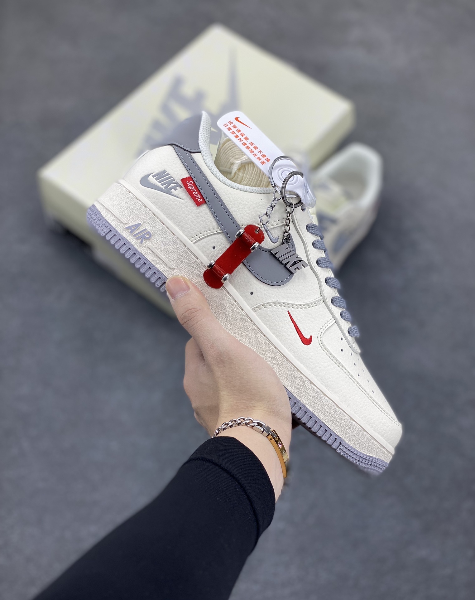 NIke Air Force 1 \’07 Low “Supreme联名——米灰小红勾”空军一号 低帮 运动鞋 休闲鞋 折边针车 工艺难度大 原楦头原纸板 原装鞋盒 定制五金配件 内置全掌气垫 原厂鞋底 货号：HH7518-039 尺码：36 36.5 37.5 38 38.5 39 40 40.5 41 42 42.5 43 44 44.5 45-选品中心