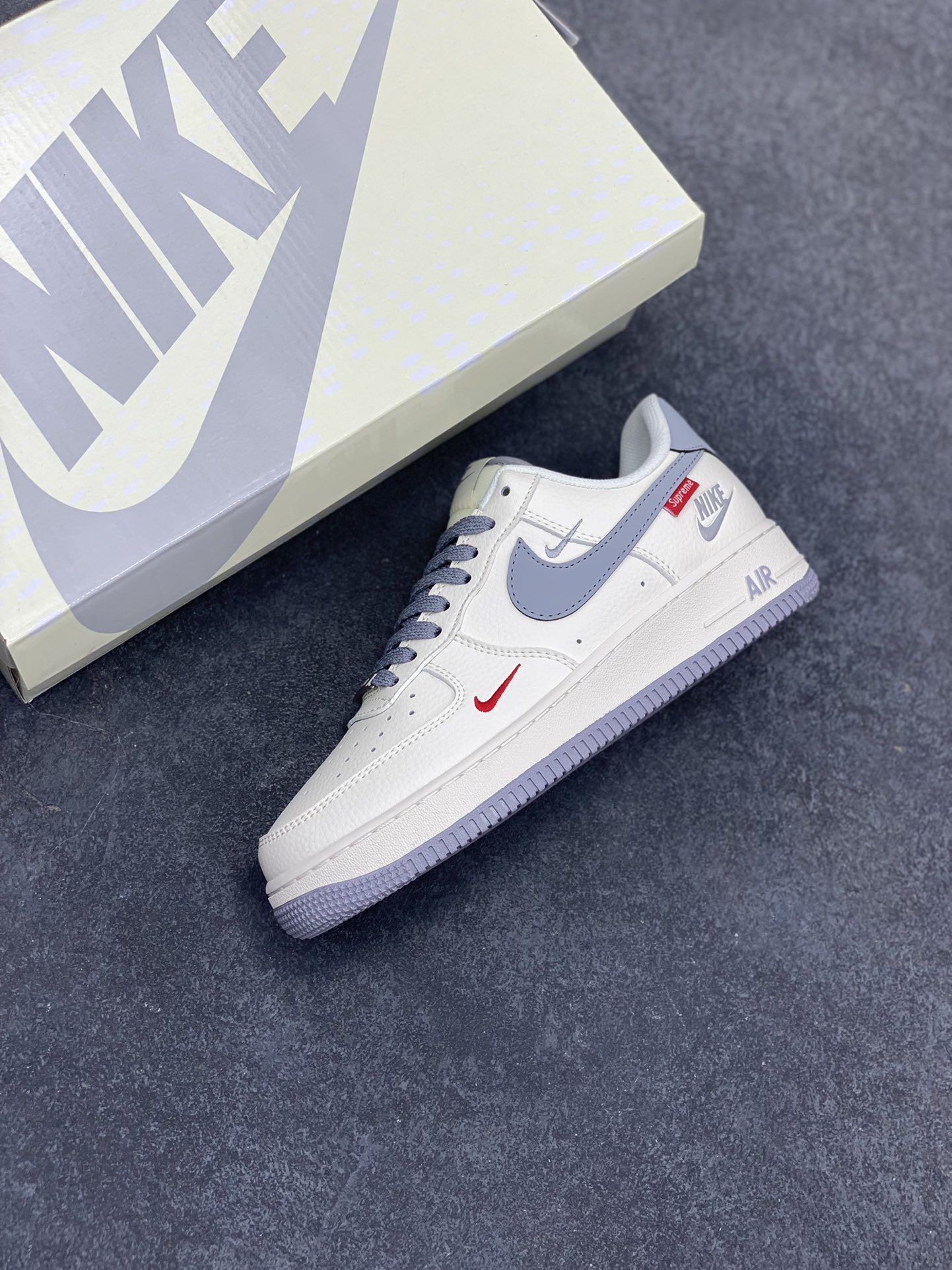 图片[7]-NIke Air Force 1 \’07 Low “Supreme联名——米灰小红勾”空军一号 低帮 运动鞋 休闲鞋 折边针车 工艺难度大 原楦头原纸板 原装鞋盒 定制五金配件 内置全掌气垫 原厂鞋底 货号：HH7518-039 尺码：36 36.5 37.5 38 38.5 39 40 40.5 41 42 42.5 43 44 44.5 45-选品中心