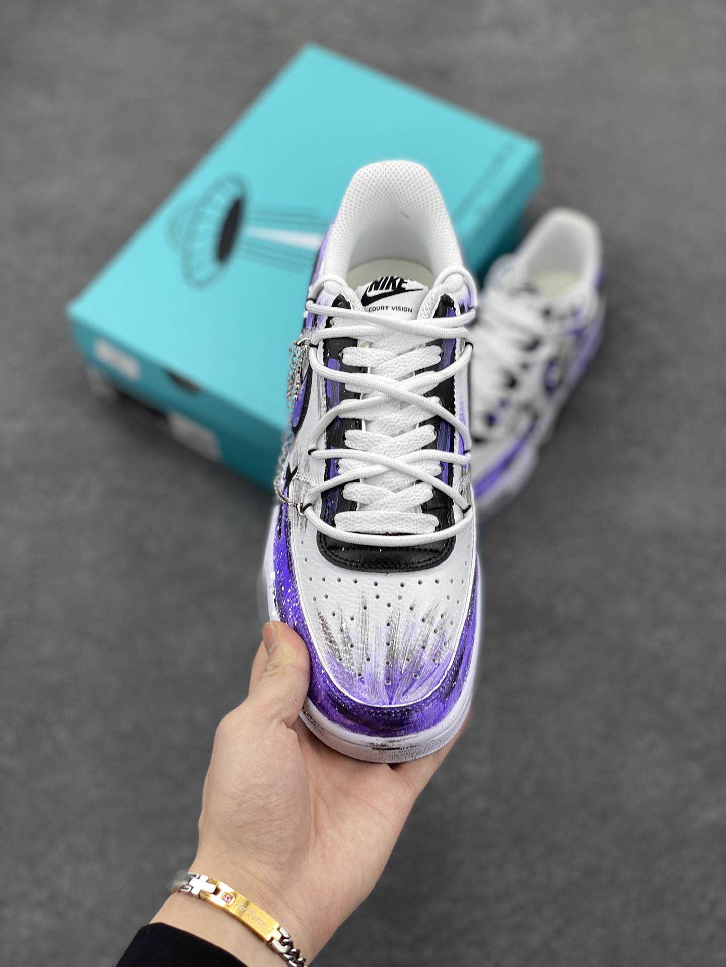 图片[2]-Nike Court Vision 1 Low“暮光魅影” 手绘涂鸦定制板鞋 《暮光魅影》是一款以吸血鬼为题材的角色扮演游戏，玩家在游戏里可以选择成为吸血鬼、狼人或者人类，去体验他们之间的爱恨情仇。 货号：DH2987-022 尺码：36 36.5 37.5 38 38.5 39 40 40.5 41 42 42.5 43 44 44.5 45-选品中心