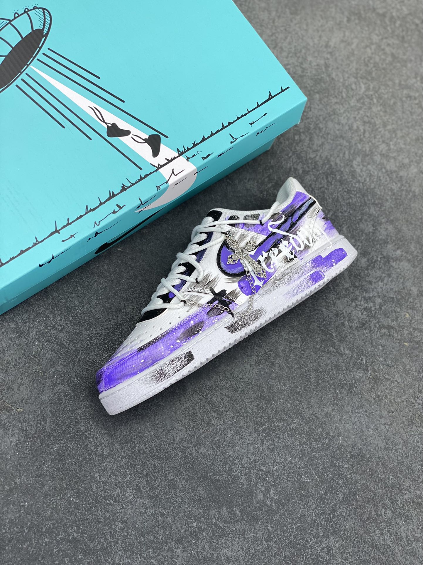 图片[7]-Nike Court Vision 1 Low“暮光魅影” 手绘涂鸦定制板鞋 《暮光魅影》是一款以吸血鬼为题材的角色扮演游戏，玩家在游戏里可以选择成为吸血鬼、狼人或者人类，去体验他们之间的爱恨情仇。 货号：DH2987-022 尺码：36 36.5 37.5 38 38.5 39 40 40.5 41 42 42.5 43 44 44.5 45-选品中心