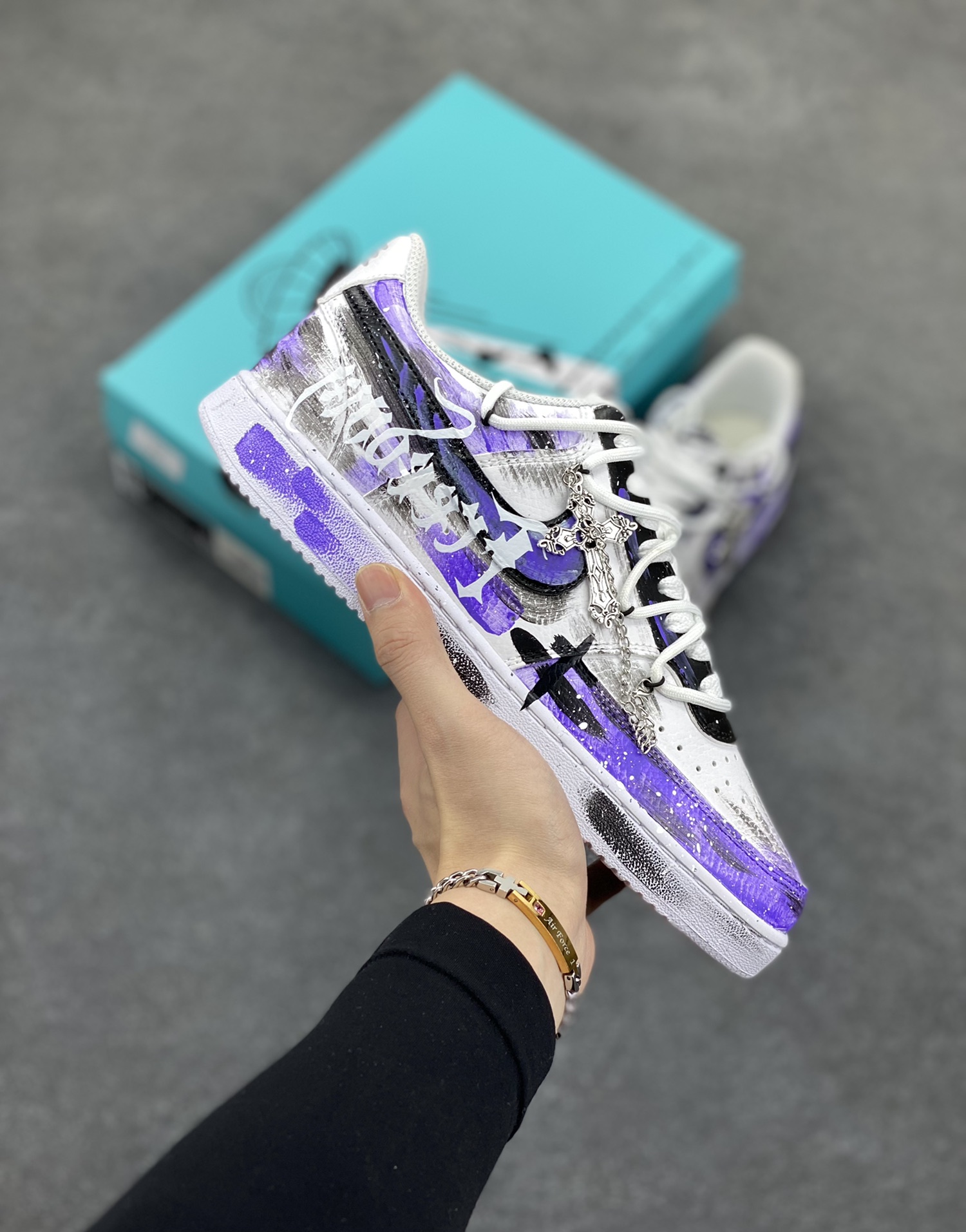 Nike Court Vision 1 Low“暮光魅影” 手绘涂鸦定制板鞋 《暮光魅影》是一款以吸血鬼为题材的角色扮演游戏，玩家在游戏里可以选择成为吸血鬼、狼人或者人类，去体验他们之间的爱恨情仇。 货号：DH2987-022 尺码：36 36.5 37.5 38 38.5 39 40 40.5 41 42 42.5 43 44 44.5 45-选品中心