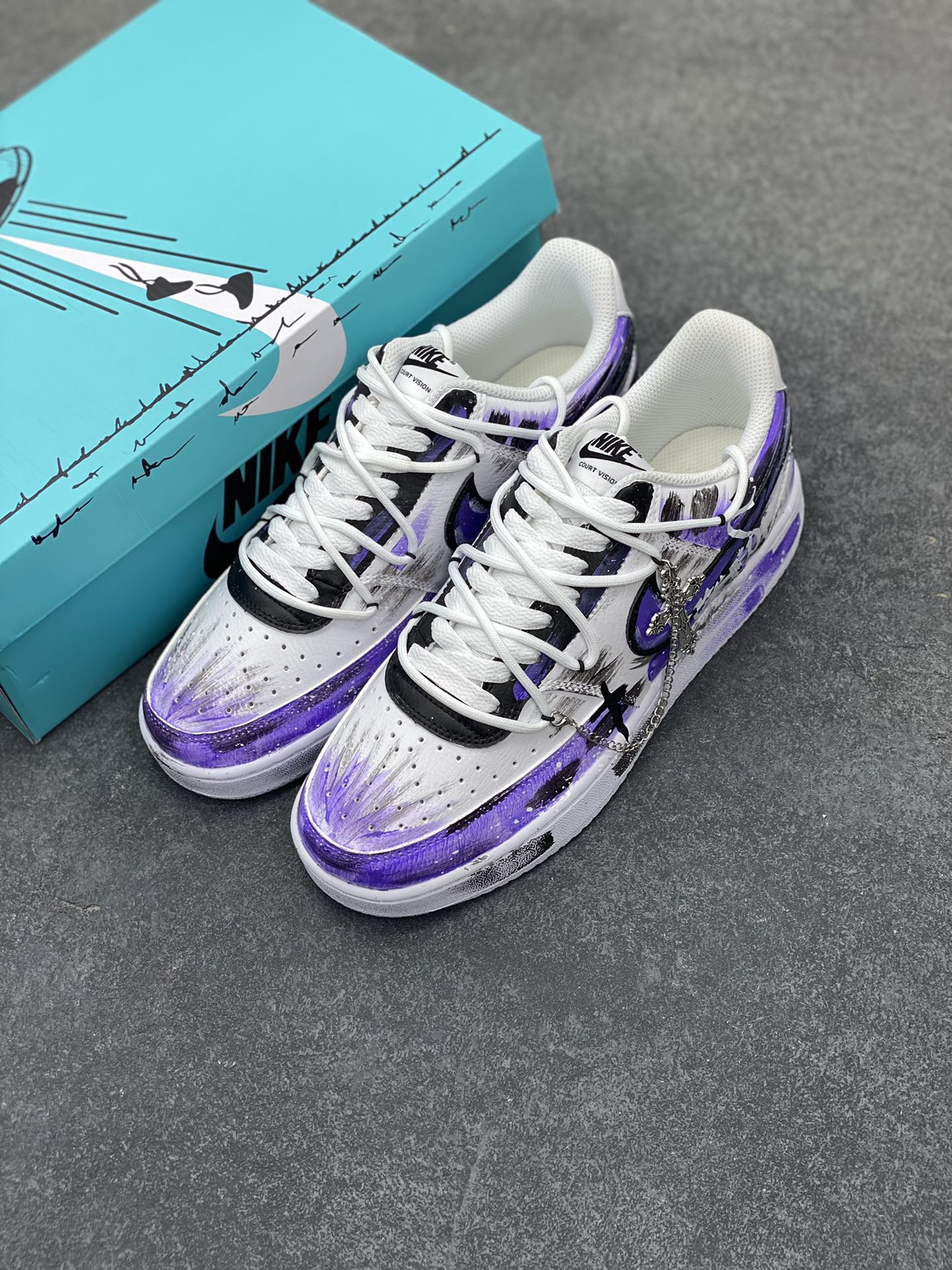 图片[8]-Nike Court Vision 1 Low“暮光魅影” 手绘涂鸦定制板鞋 《暮光魅影》是一款以吸血鬼为题材的角色扮演游戏，玩家在游戏里可以选择成为吸血鬼、狼人或者人类，去体验他们之间的爱恨情仇。 货号：DH2987-022 尺码：36 36.5 37.5 38 38.5 39 40 40.5 41 42 42.5 43 44 44.5 45-选品中心